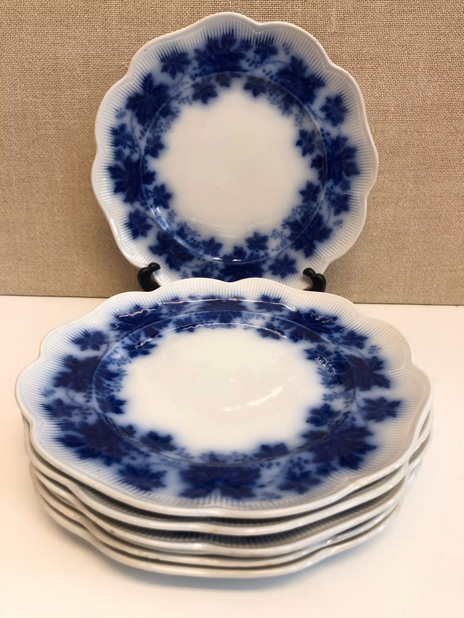 ARTHUR PERCY. Assietter 7 st. flintgods, "Vinranka flytande blå", Gefle.