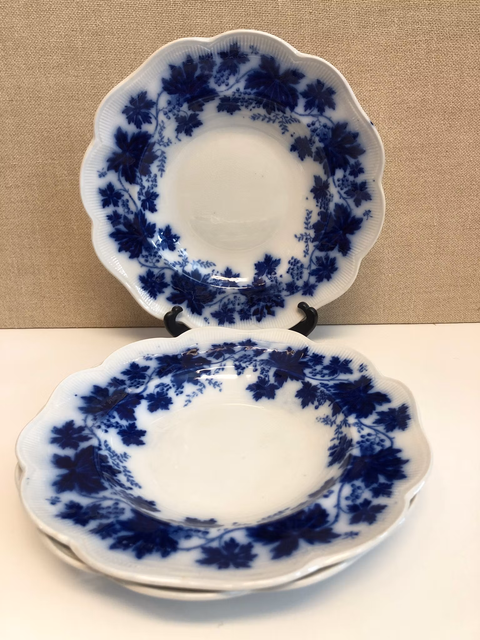 ARTHUR PERCY. Djuptallrikar 3 st. flintgods, "Vinranka flytande blå", Gefle.