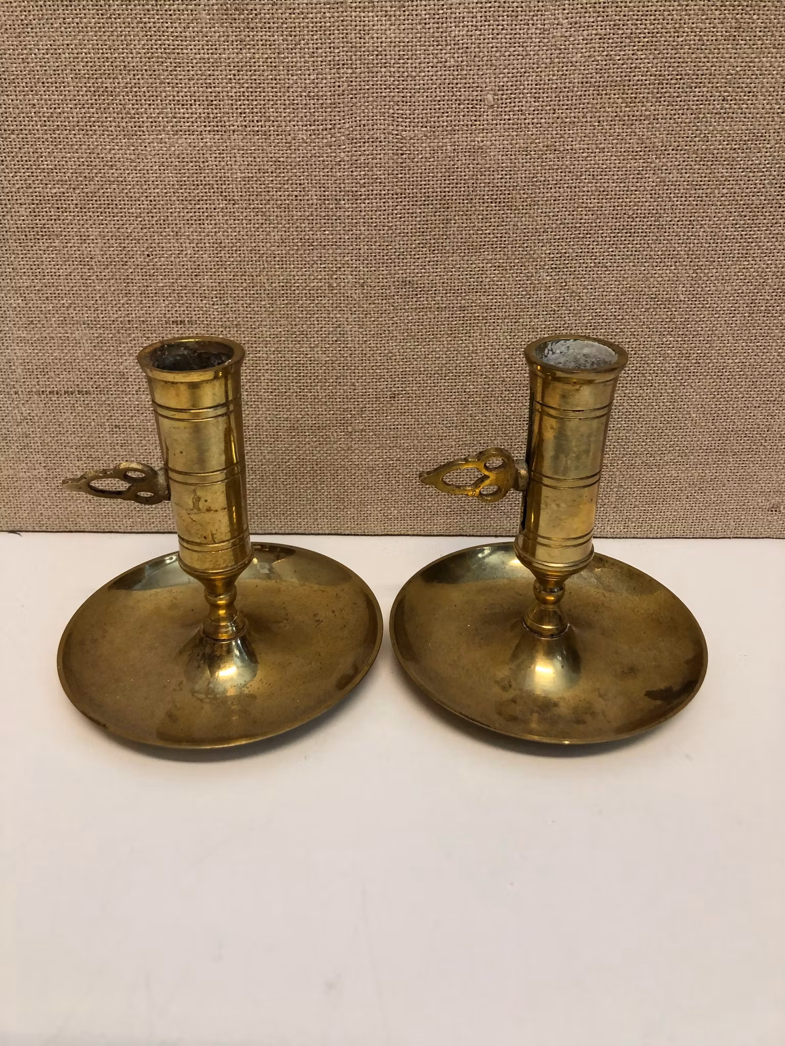 KONTORS/KAMMARLJUSSTAKAR, ett par, mässing, 1900-talets andra hälft.