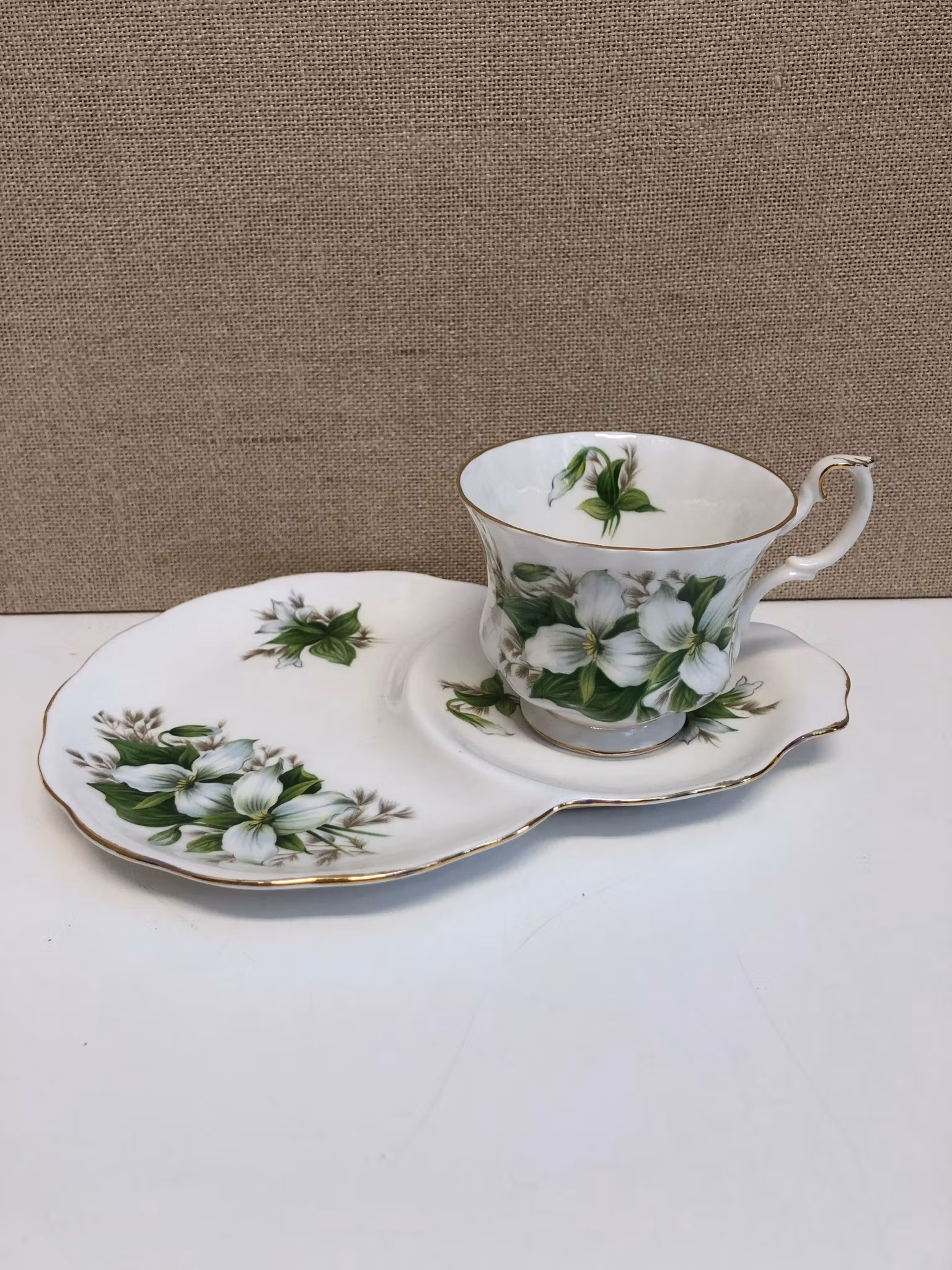 FRUKOSTKOPP MED FAT, bone china, "Trillium", Royal Albert, England.