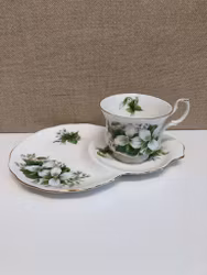 FRUKOSTKOPP MED FAT, bone china, "Trillium", Royal Albert, England.