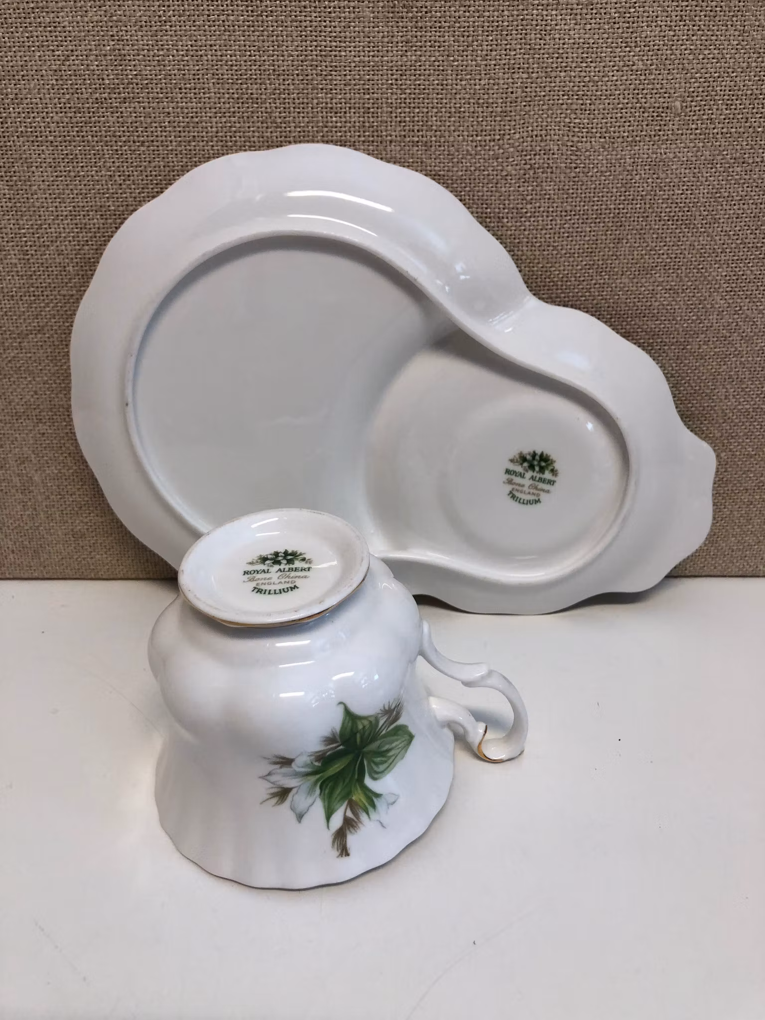 FRUKOSTKOPP MED FAT, bone china, "Trillium", Royal Albert, England.