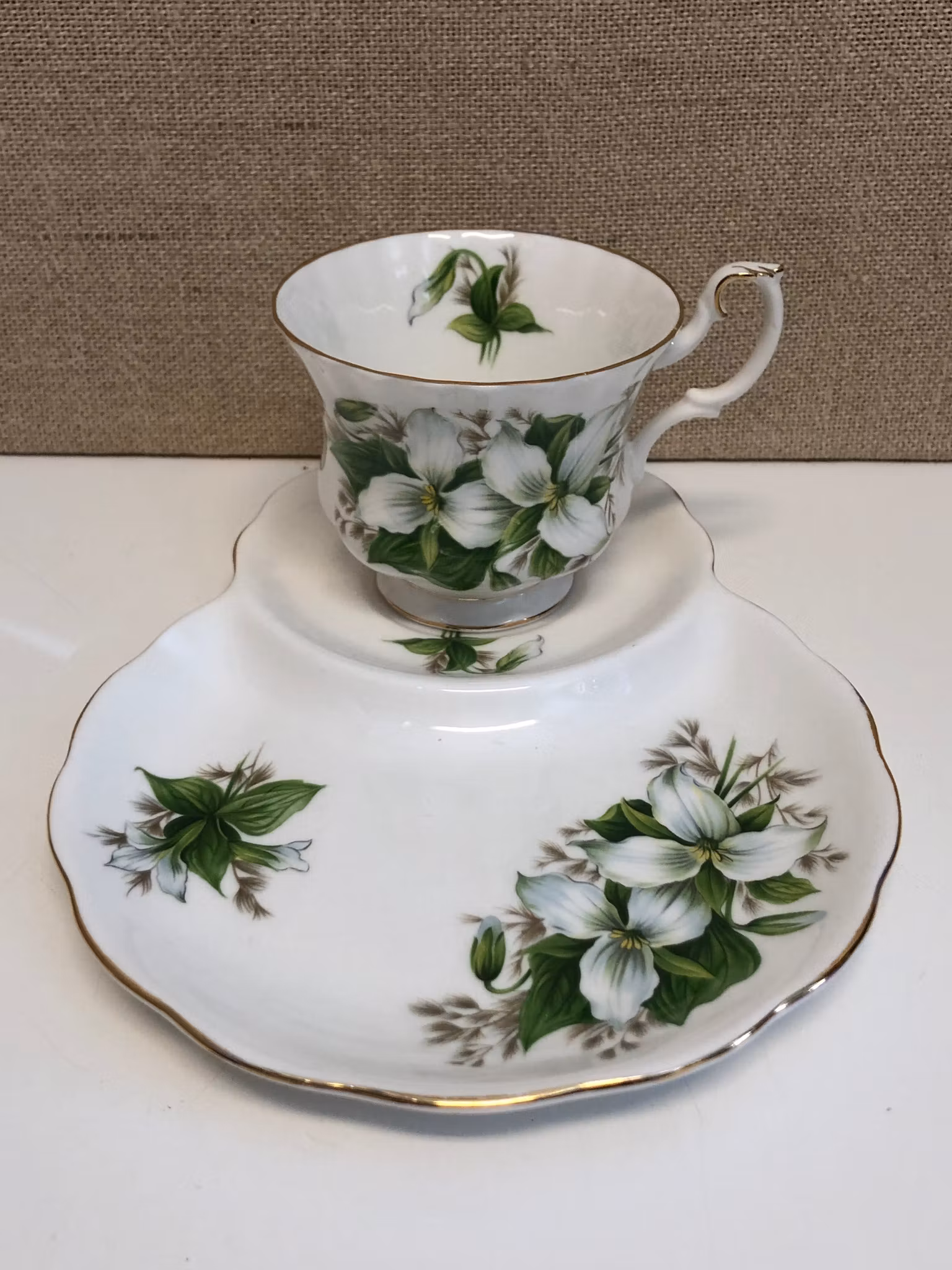 FRUKOSTKOPP MED FAT, bone china, "Trillium", Royal Albert, England.