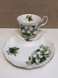 FRUKOSTKOPP MED FAT, bone china, "Trillium", Royal Albert, England.
