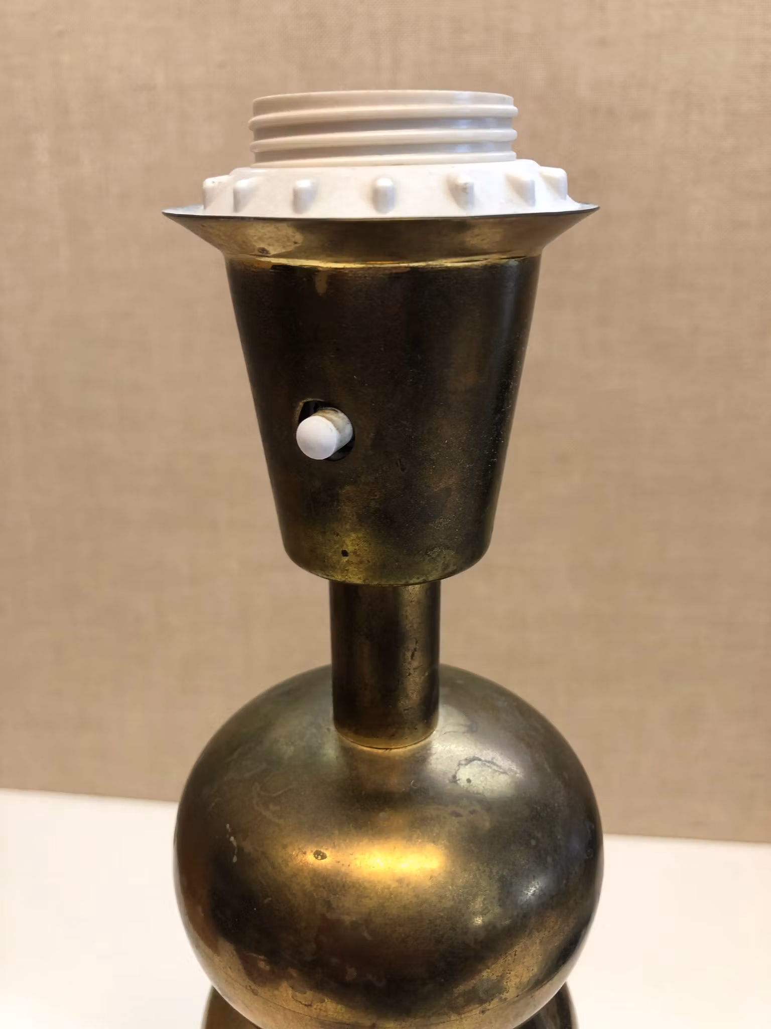 UNO DAHLEN. Bordslampa, mässing, 8805, Aneta Växsjö, Sweden, 1960/70-tal.