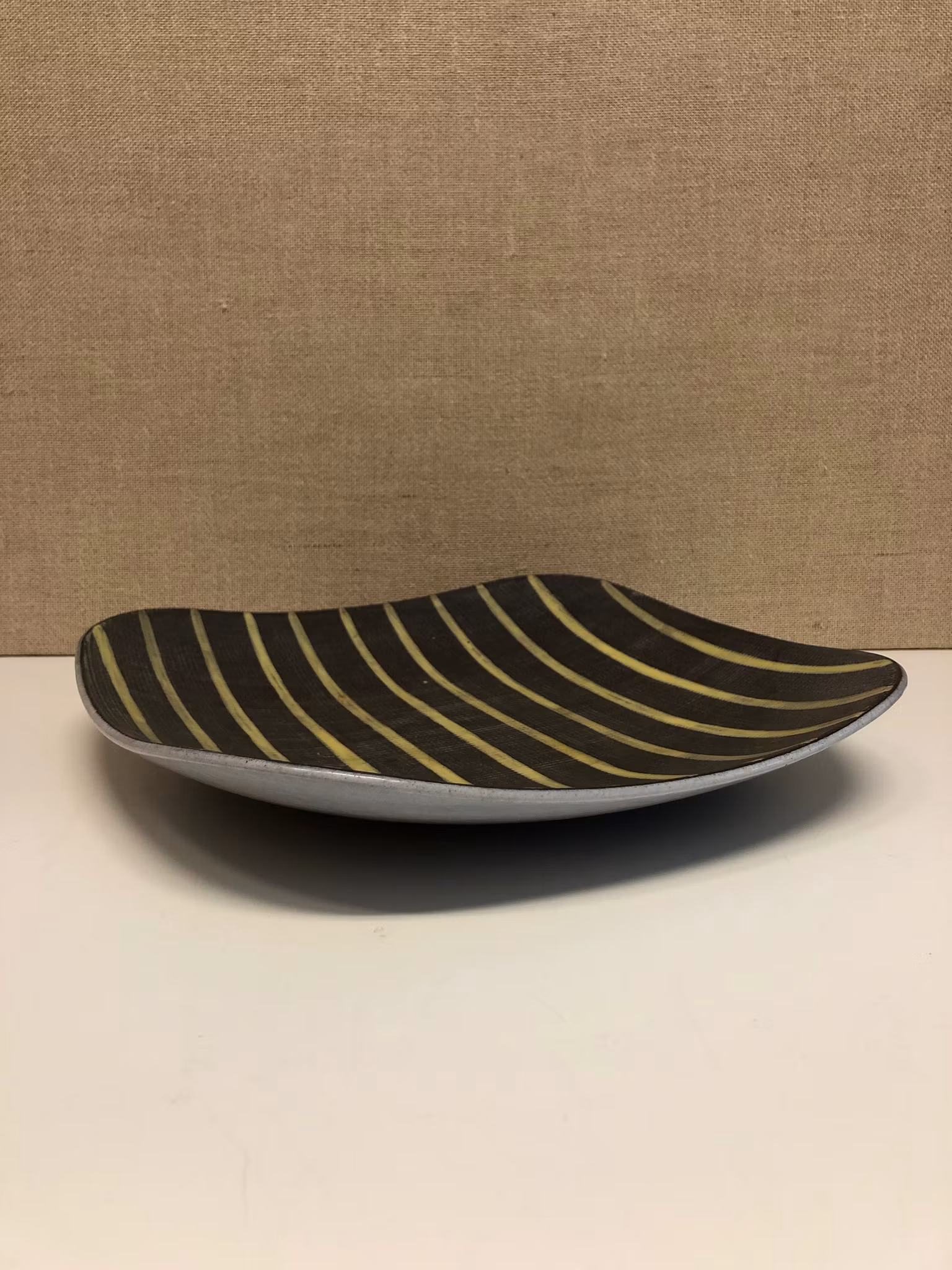 INGRID ATTERBERG. Fat ”Presenta", keramik, 2223, Uppsala Ekeby, 1955-57.