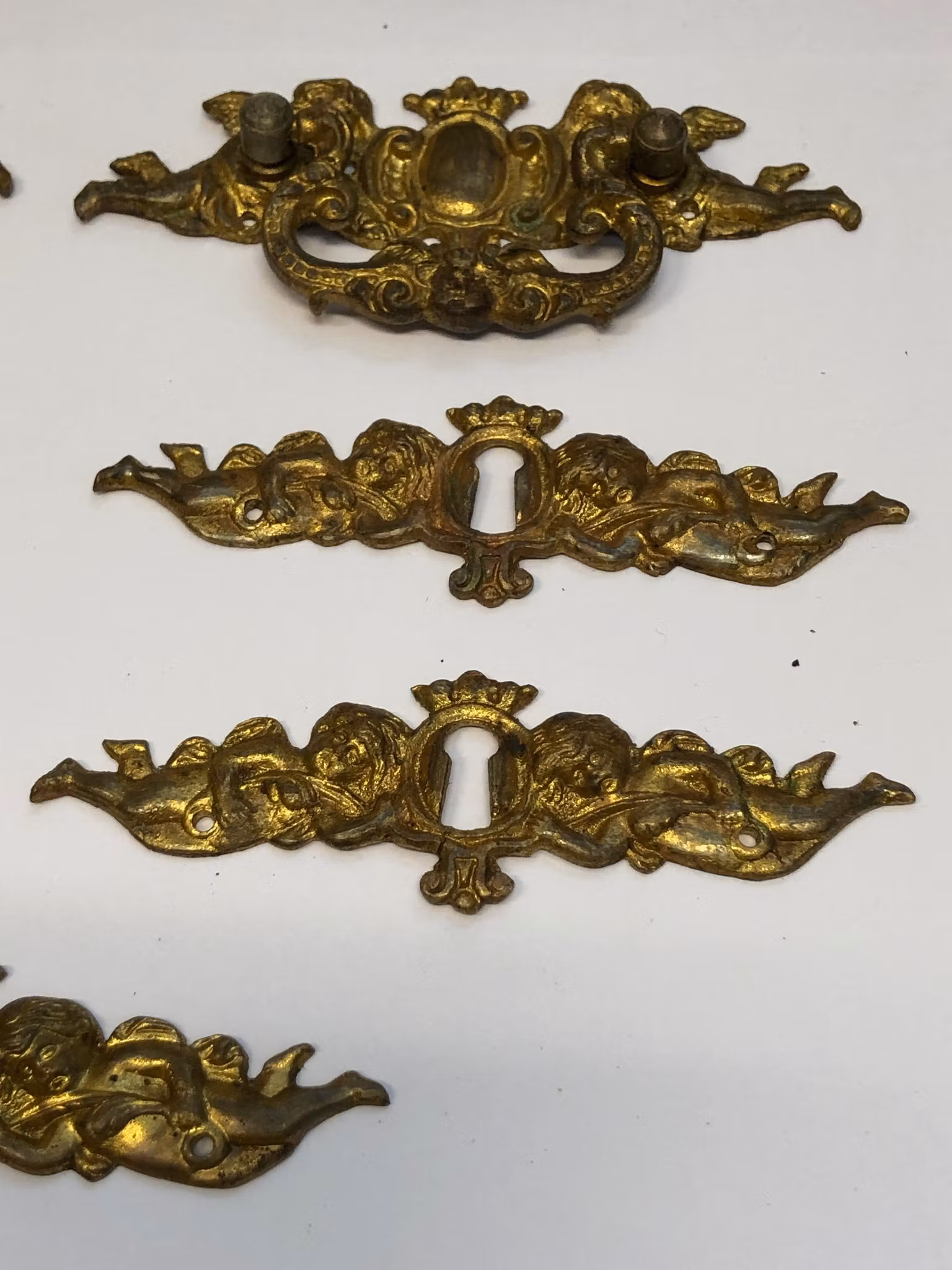 MÖBELBESLAG 13 st. förgylld mässing, nyrenässans, 1800-talets slut.