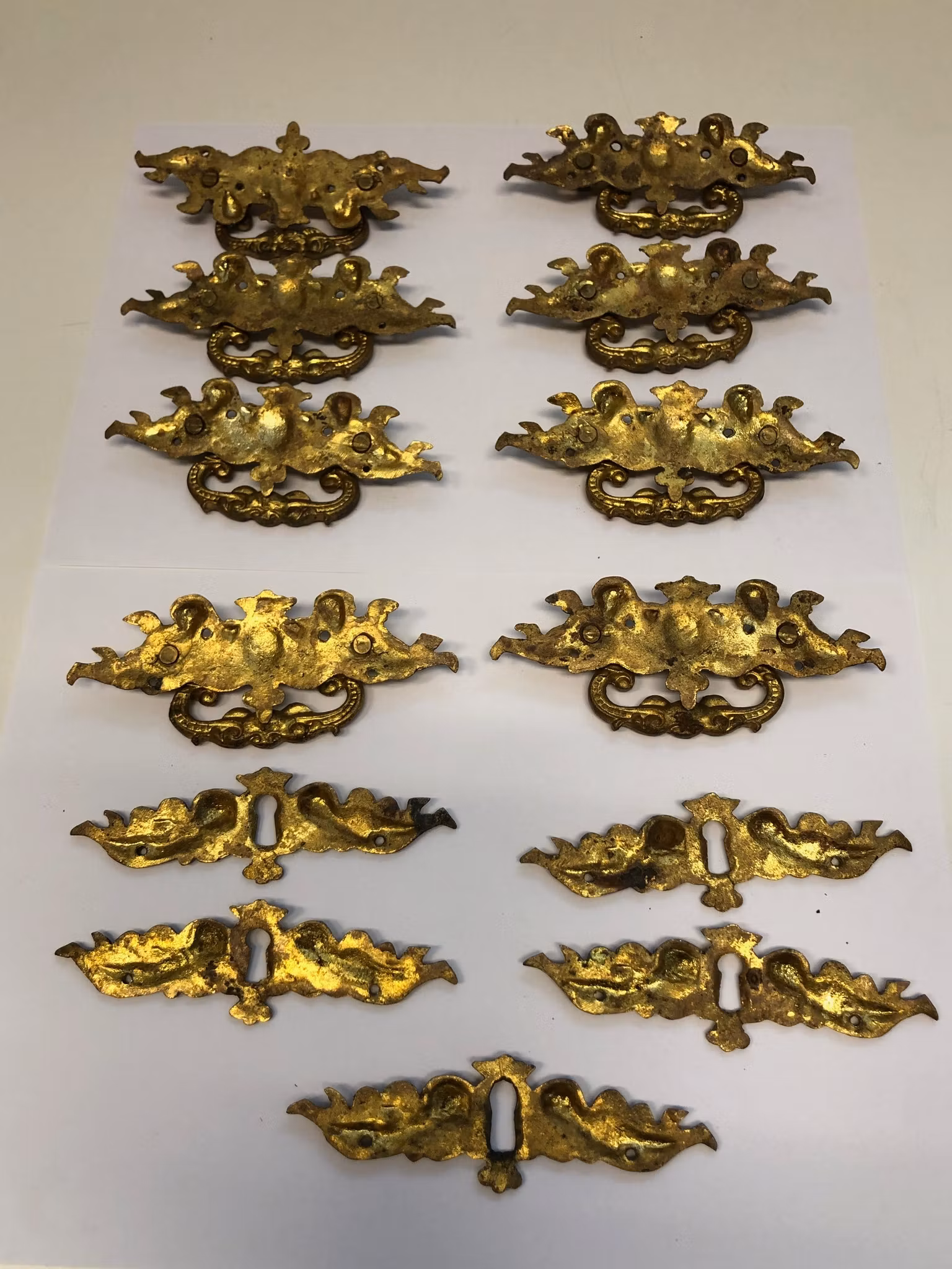 MÖBELBESLAG 13 st. förgylld mässing, nyrenässans, 1800-talets slut.