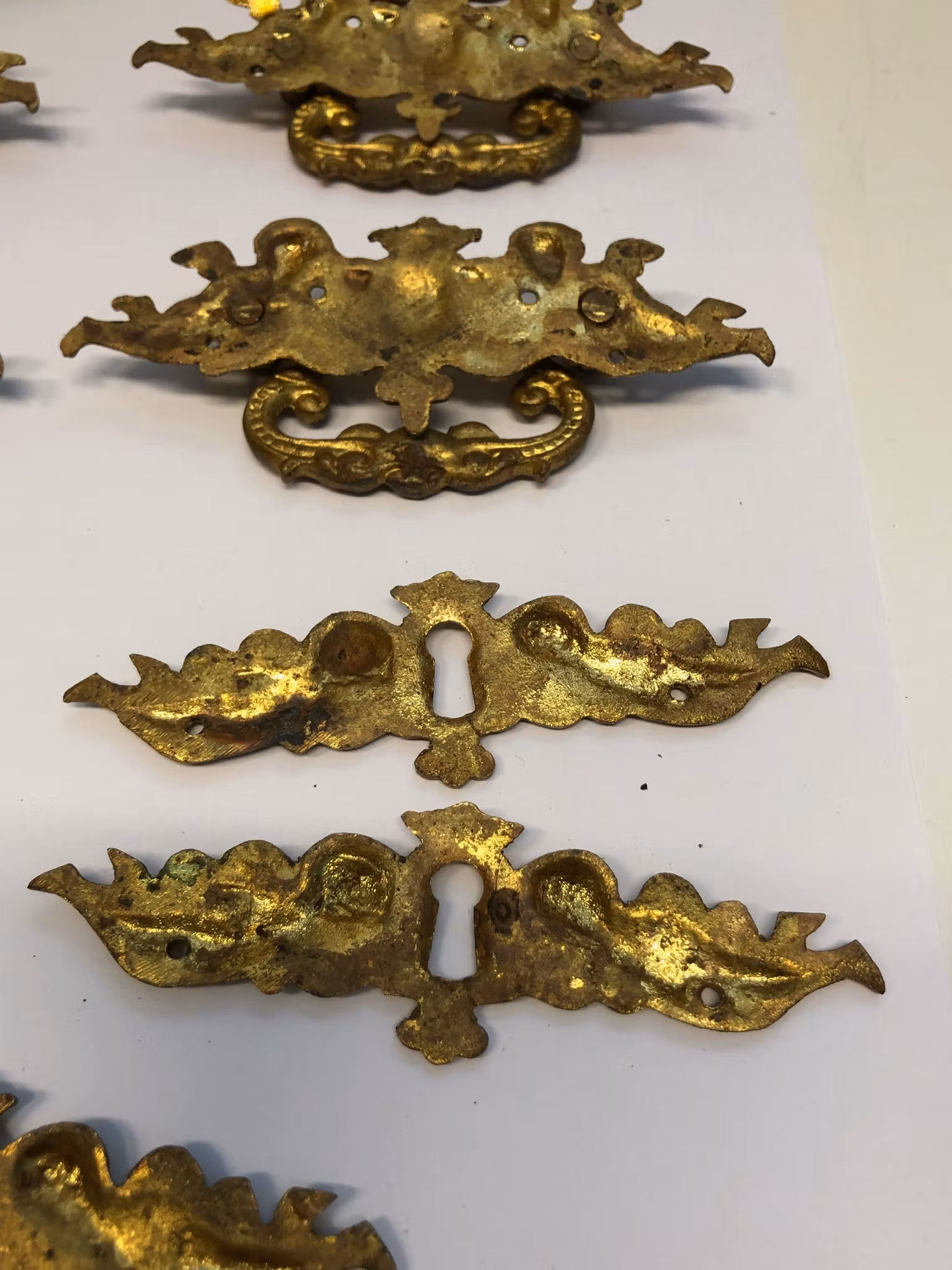 MÖBELBESLAG 13 st. förgylld mässing, nyrenässans, 1800-talets slut.