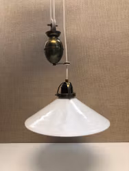 SKOMAKARLAMPA MED HISS, mässing/glas, 1900-talets första hälft.