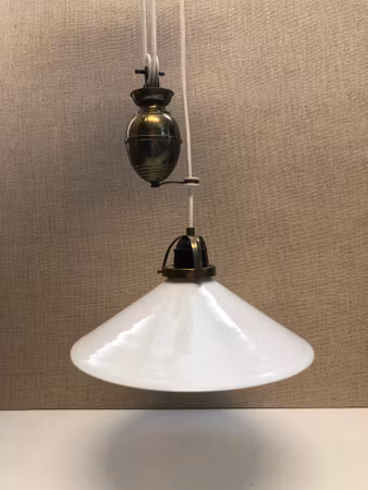 SHOEMAKER LAMP WITH LIFT, brass/glass, first half of the 20th century.