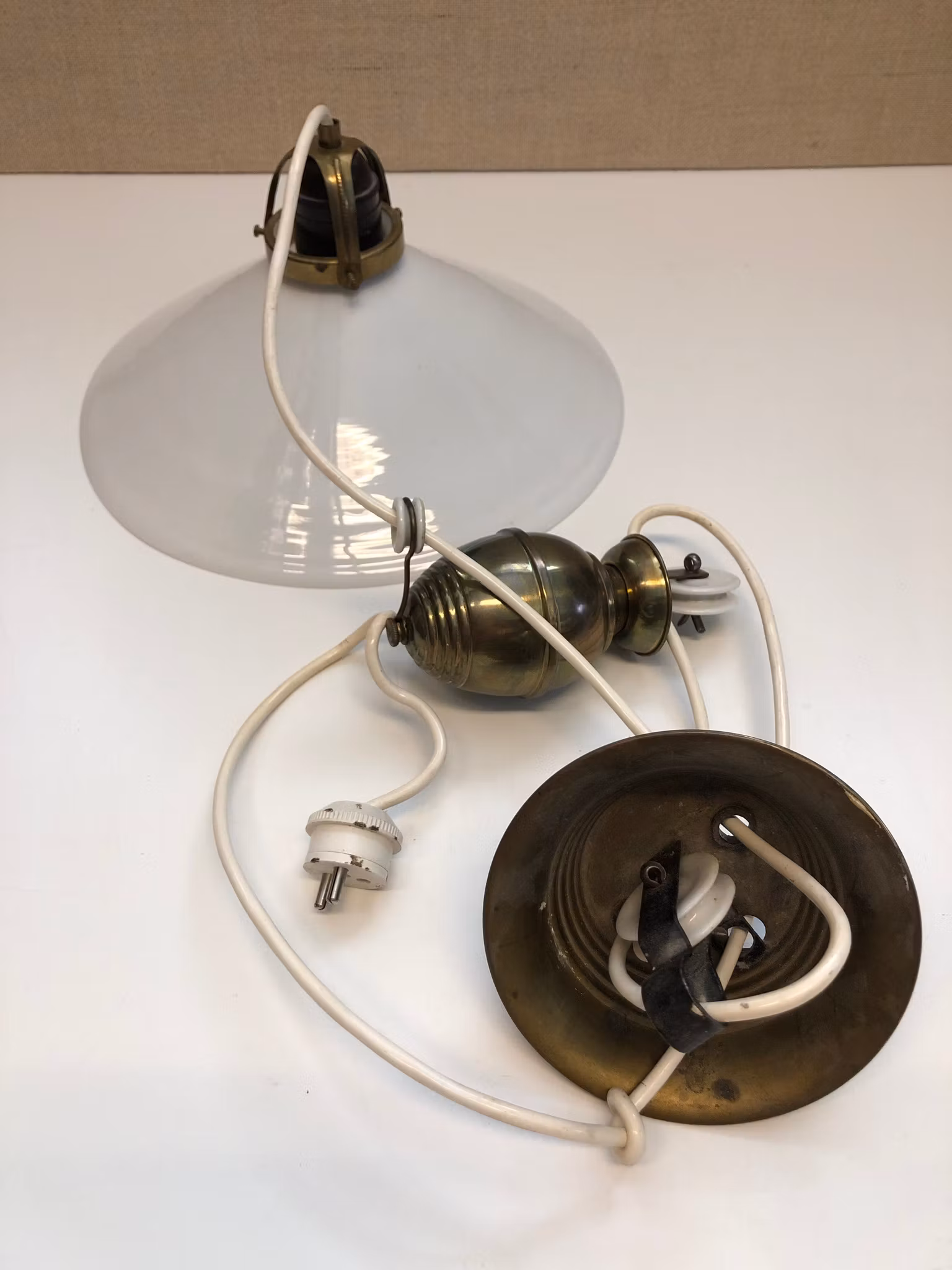 SKOMAKARLAMPA MED HISS, mässing/glas, 1900-talets första hälft.