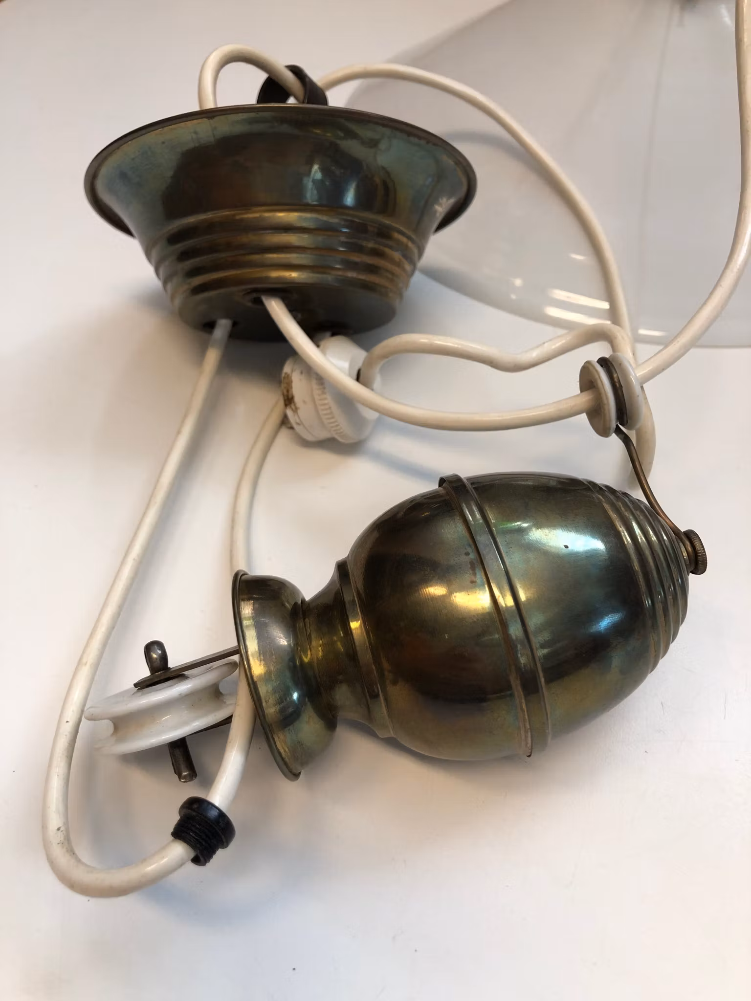 SKOMAKARLAMPA MED HISS, mässing/glas, 1900-talets första hälft.