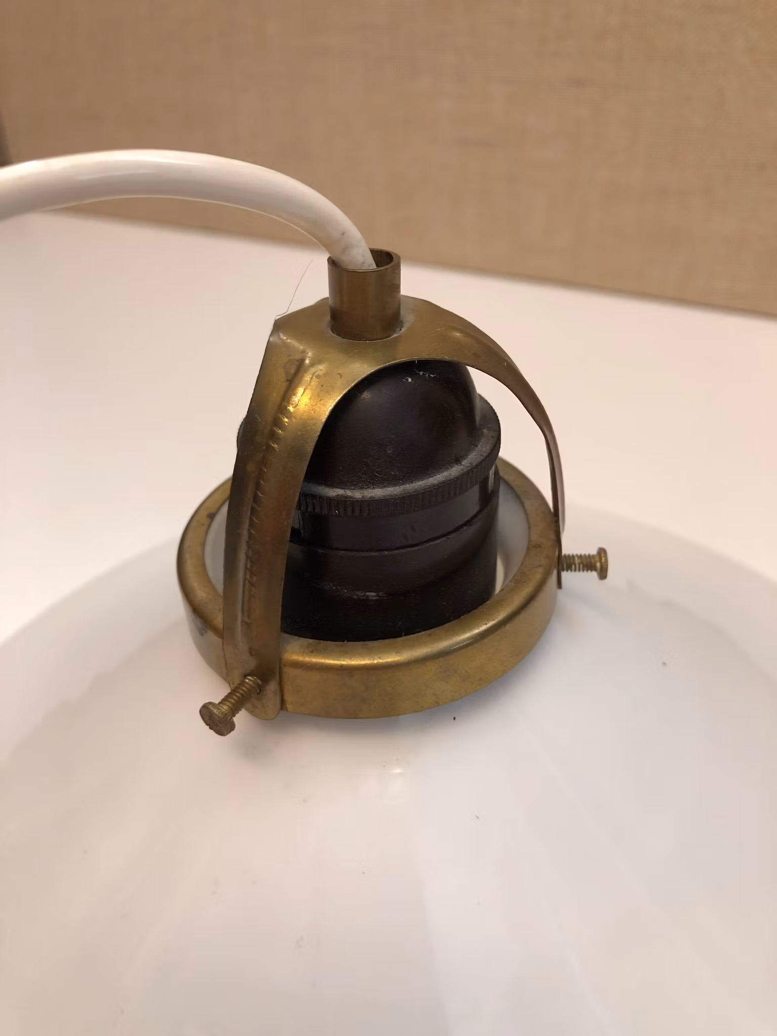 SKOMAKARLAMPA MED HISS, mässing/glas, 1900-talets första hälft.