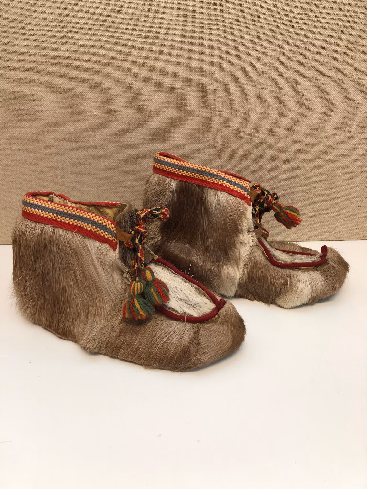 NÄBBSKOR, ett par, renskinn/textil, sameslöjd, 1900-talets andra hälft.