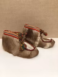 NÄBBSKOR, ett par, renskinn/textil, sameslöjd, 1900-talets andra hälft.