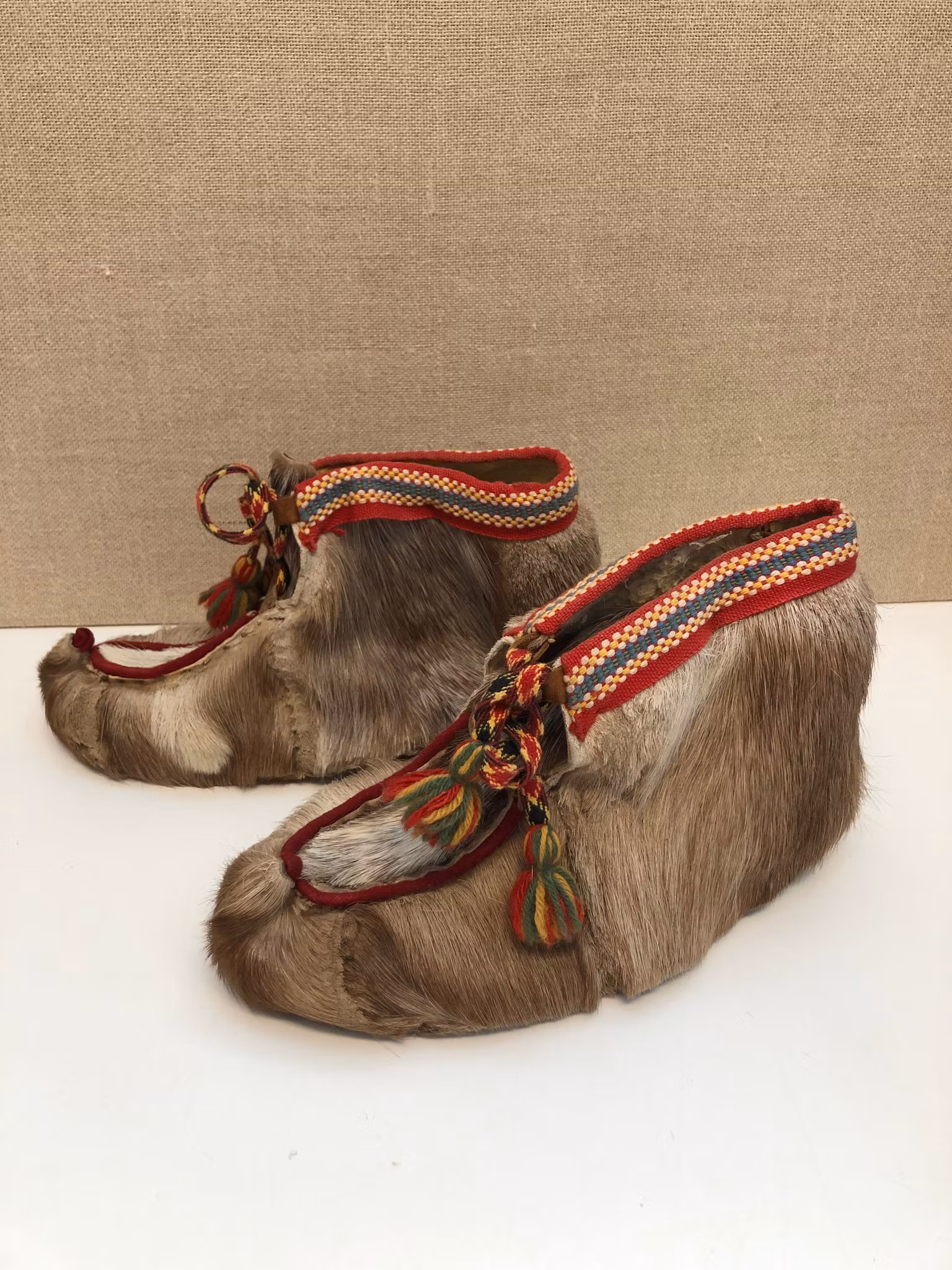 NÄBBSKOR, ett par, renskinn/textil, sameslöjd, 1900-talets andra hälft.