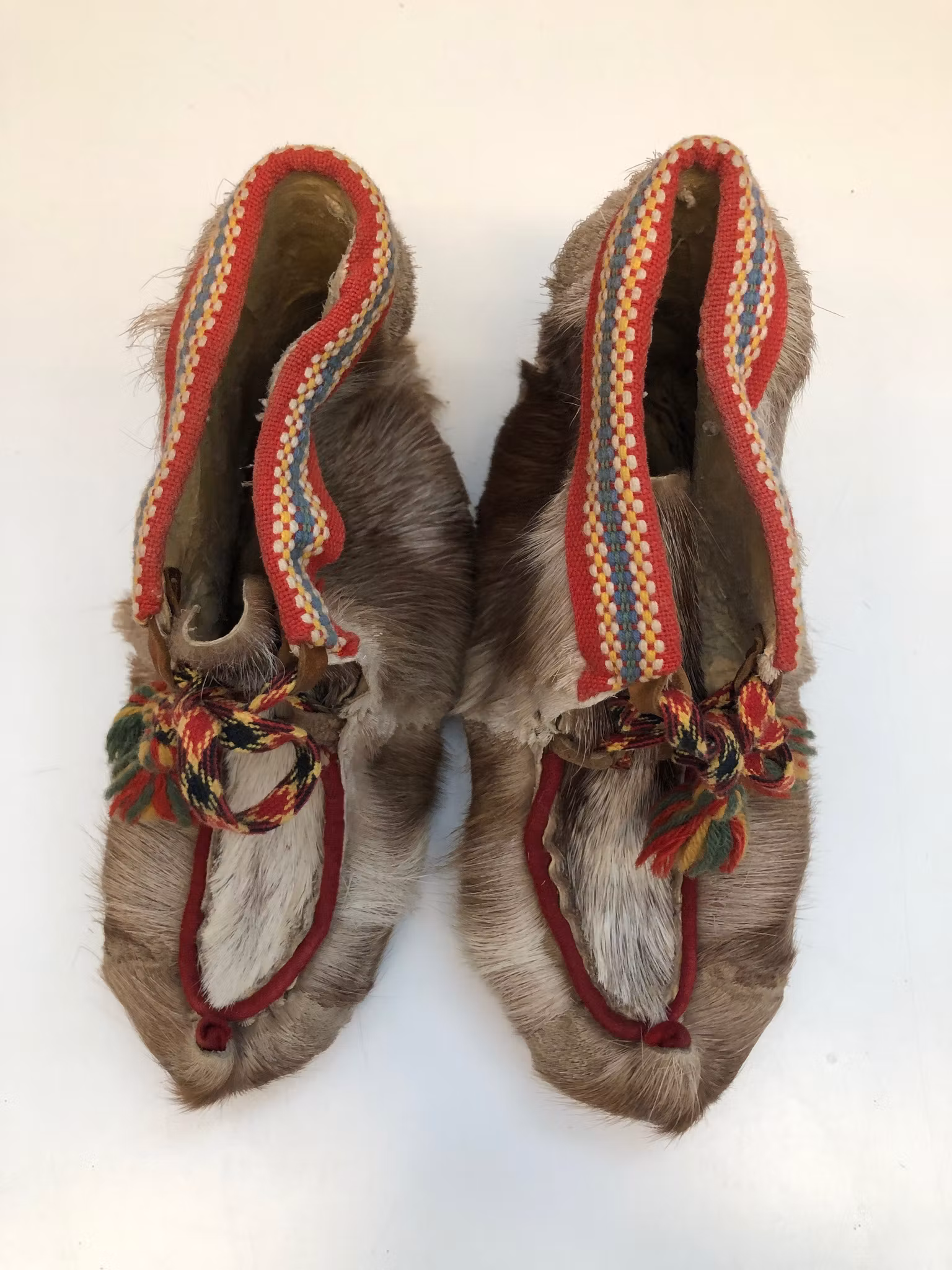 NÄBBSKOR, ett par, renskinn/textil, sameslöjd, 1900-talets andra hälft.