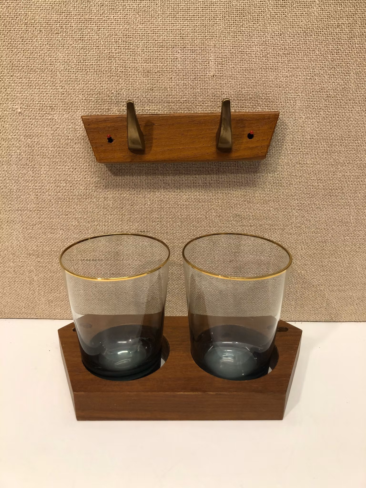HANDUKSHÄNGARE SAMT TANDBORSTHÅLLARE, teak/mässing, "Combino serie", Hafa, Sweden.