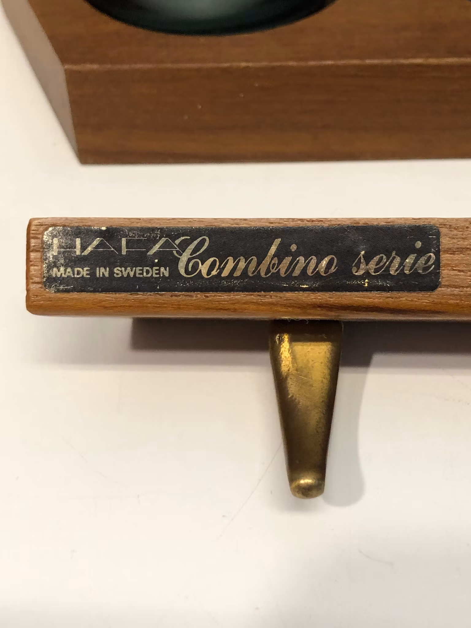 HANDUKSHÄNGARE SAMT TANDBORSTHÅLLARE, teak/mässing, "Combino serie", Hafa, Sweden.