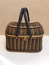 BASKET/BAG WITH HANDLE, rattan/brass, first half of the 20th century.