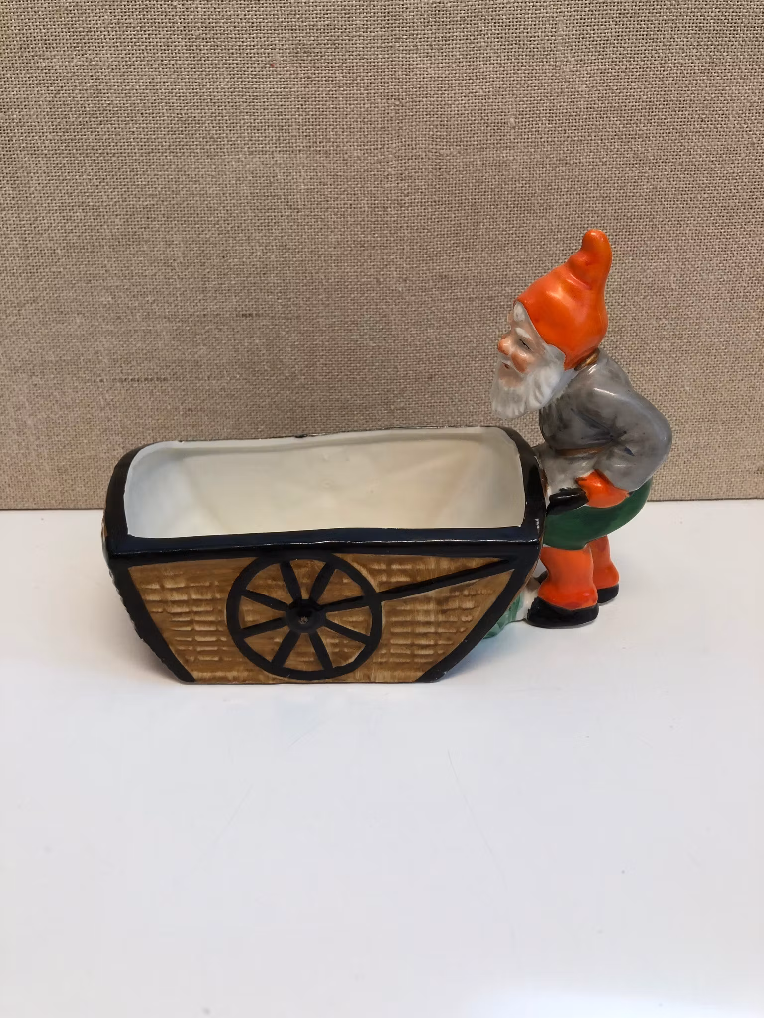 TOMTE MED KÄRRA, porslin, 1900-talets mitt.