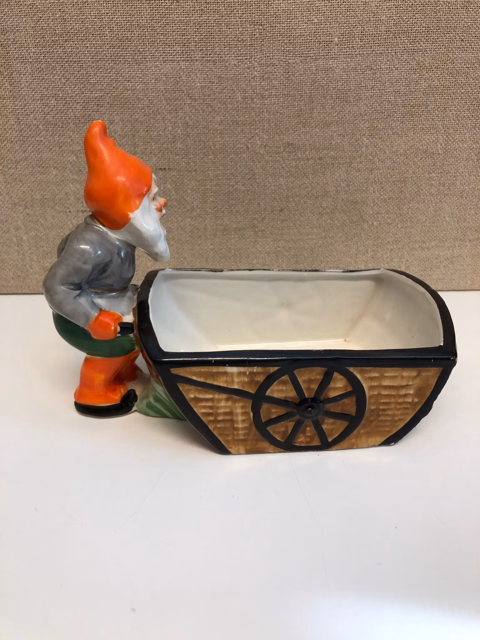 TOMTE MED KÄRRA, porslin, 1900-talets mitt.