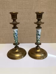LJUSSTAKAR, ett par, mässing/porslin, Skultuna, 1900-talets andra hälft.