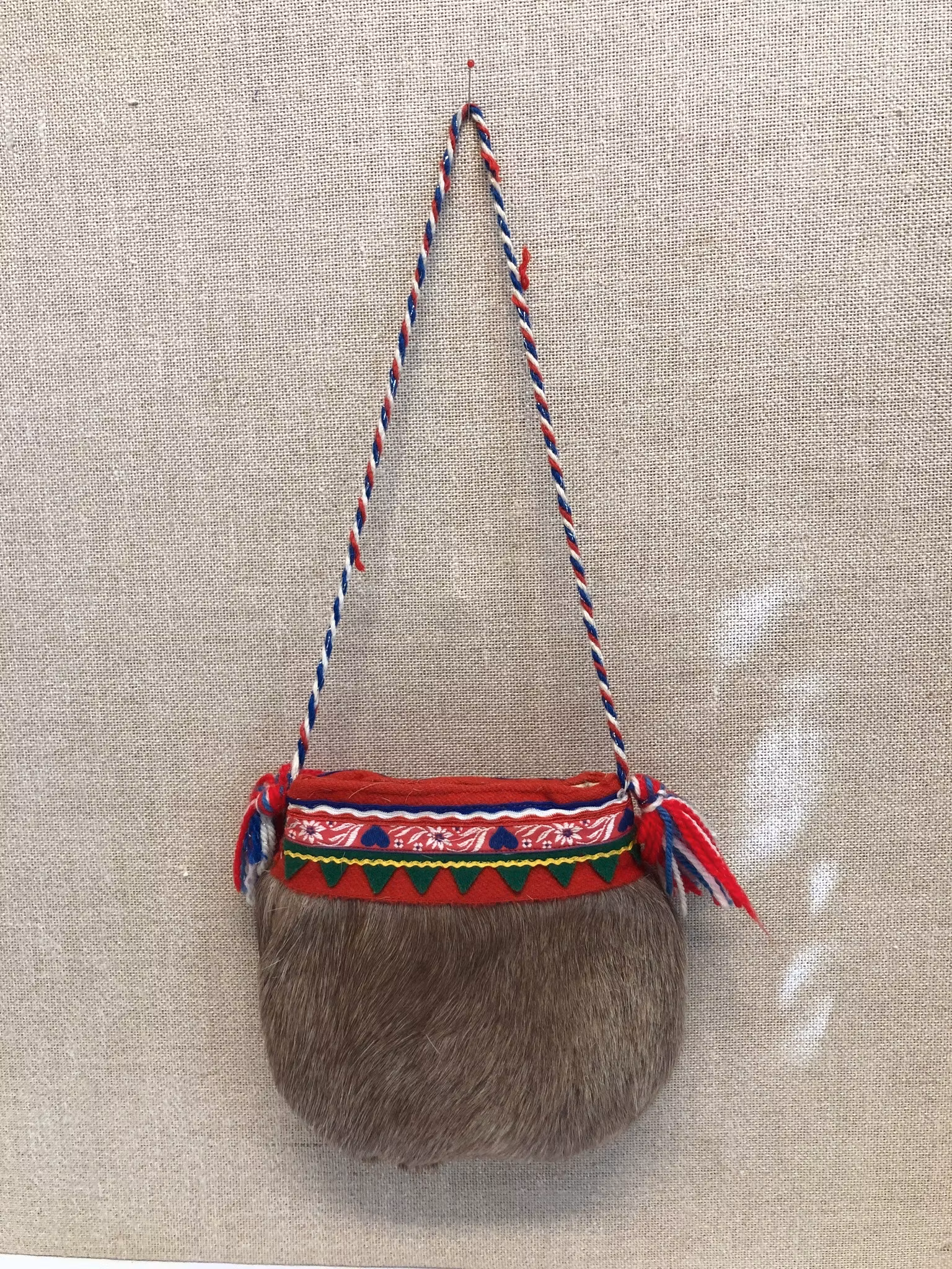VÄSKA, renskinn/textil, Samisk.