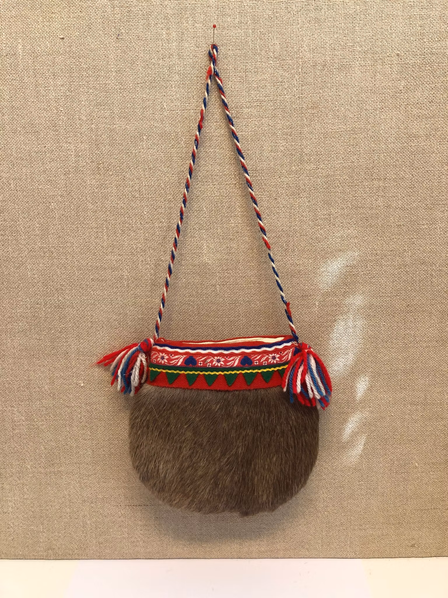 VÄSKA, renskinn/textil, Samisk.