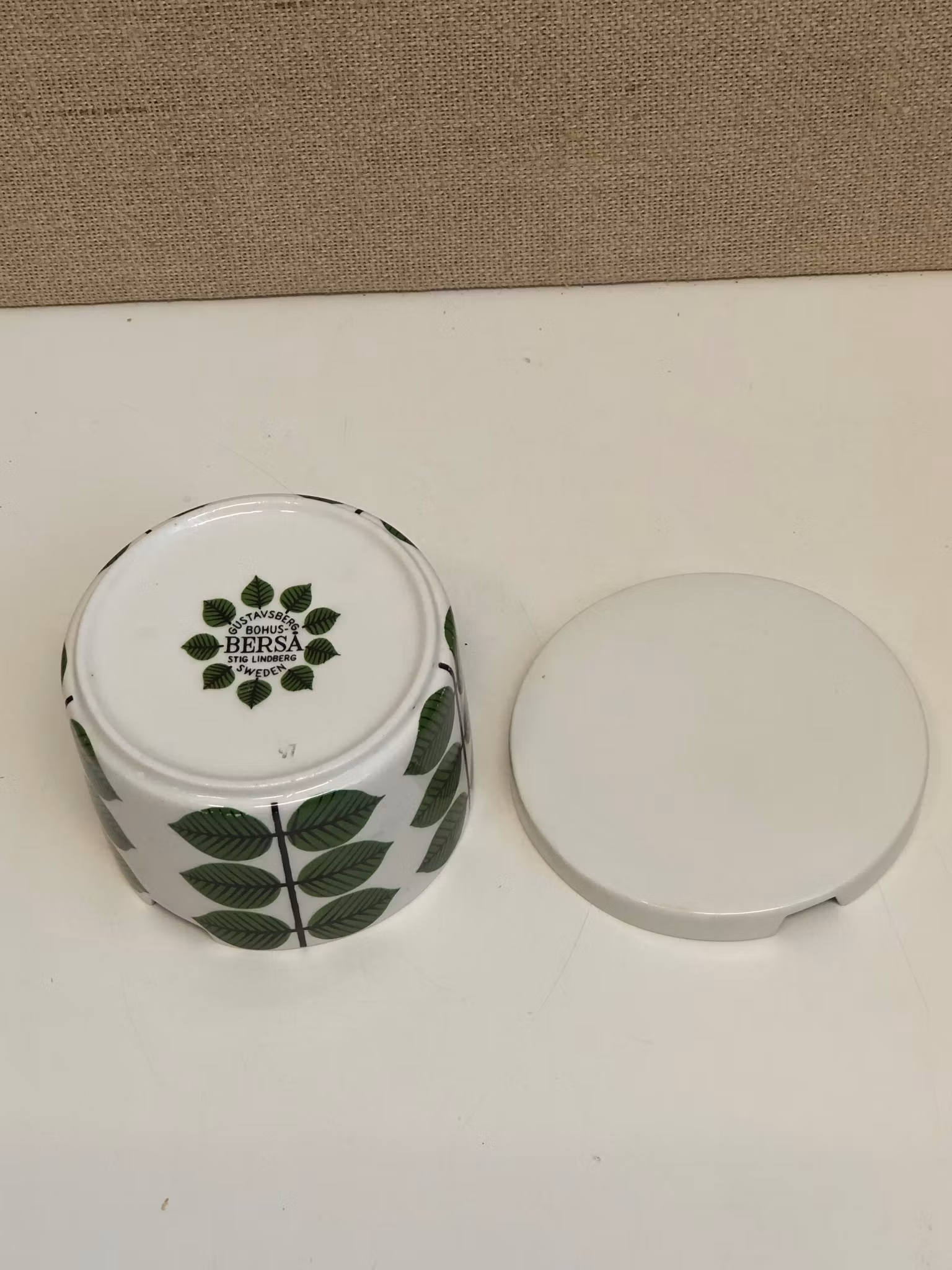 STIG LINDBERG/KRISTER KARLMARK. Sockerskål, flintgods, "Berså", Gustavsberg, Sweden.