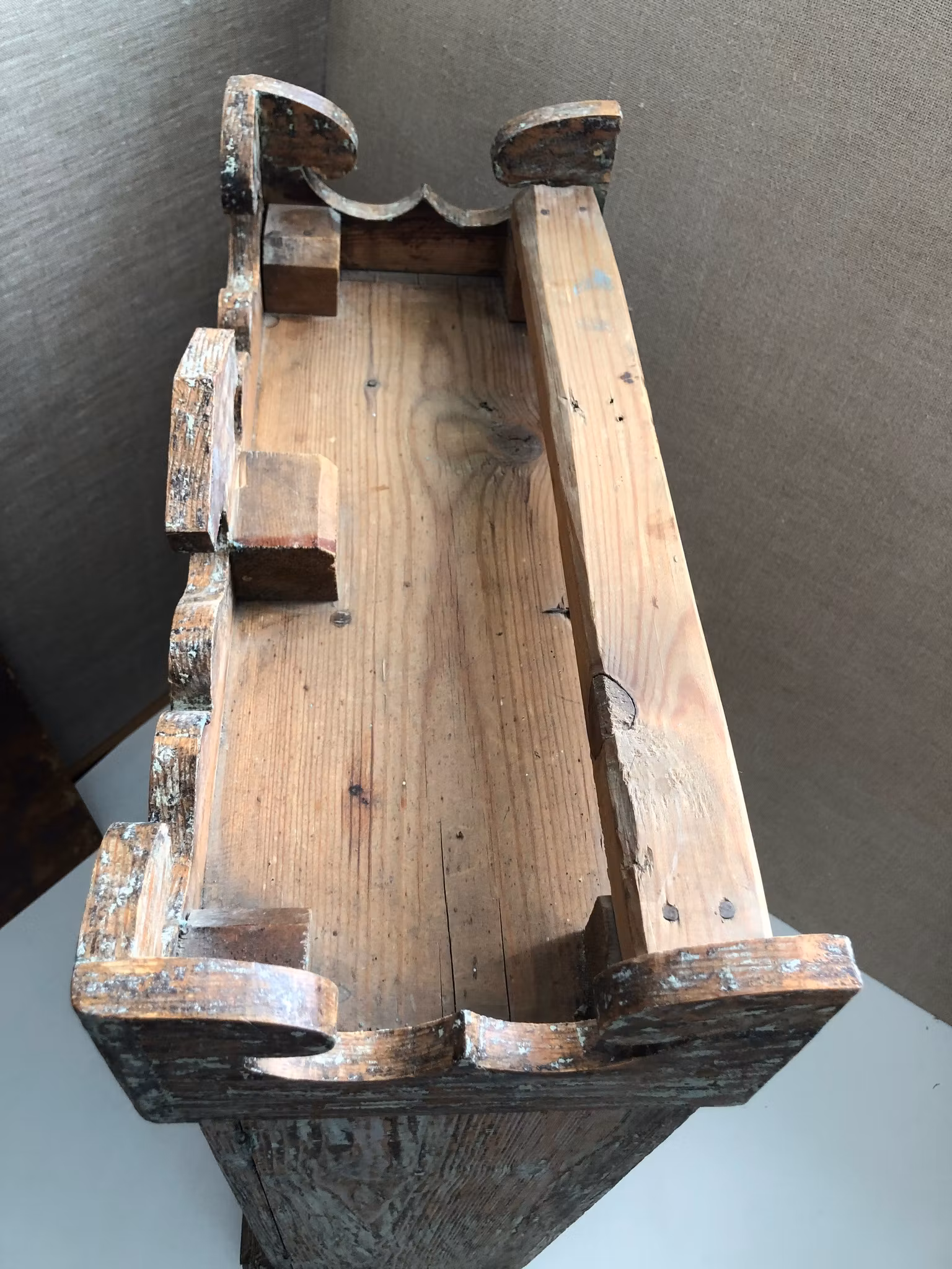 HÄNGSKÅP, bemålad furu, allmoge, 1800-talets andra hälft.