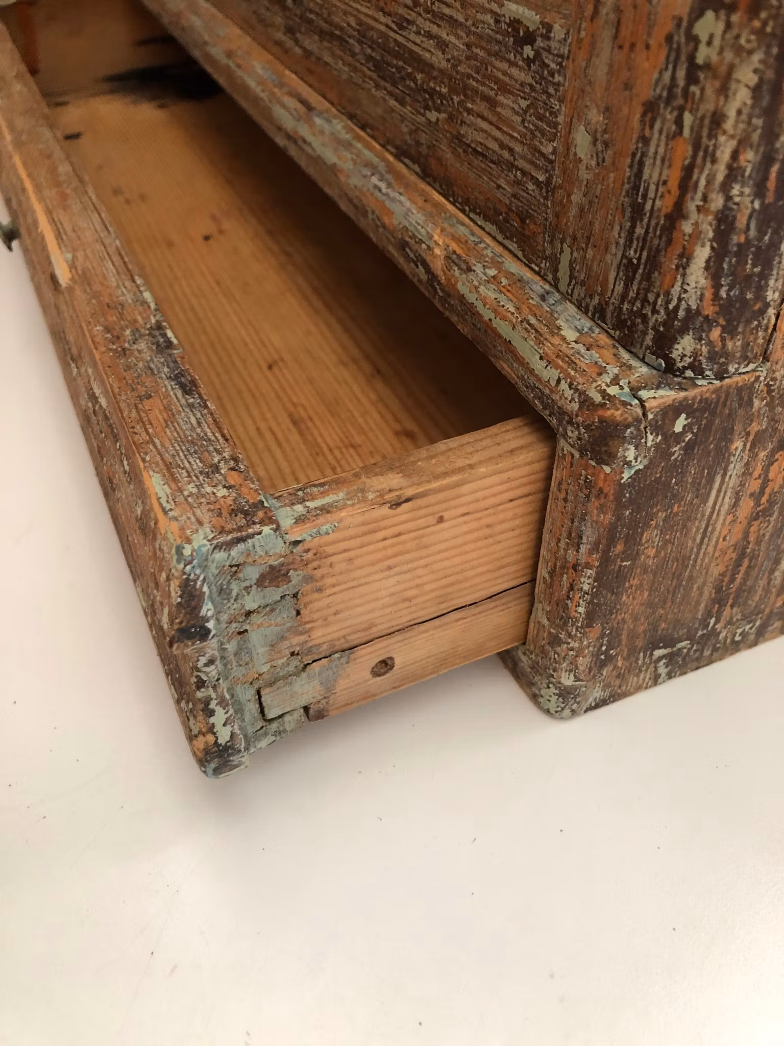 HÄNGSKÅP, bemålad furu, allmoge, 1800-talets andra hälft.