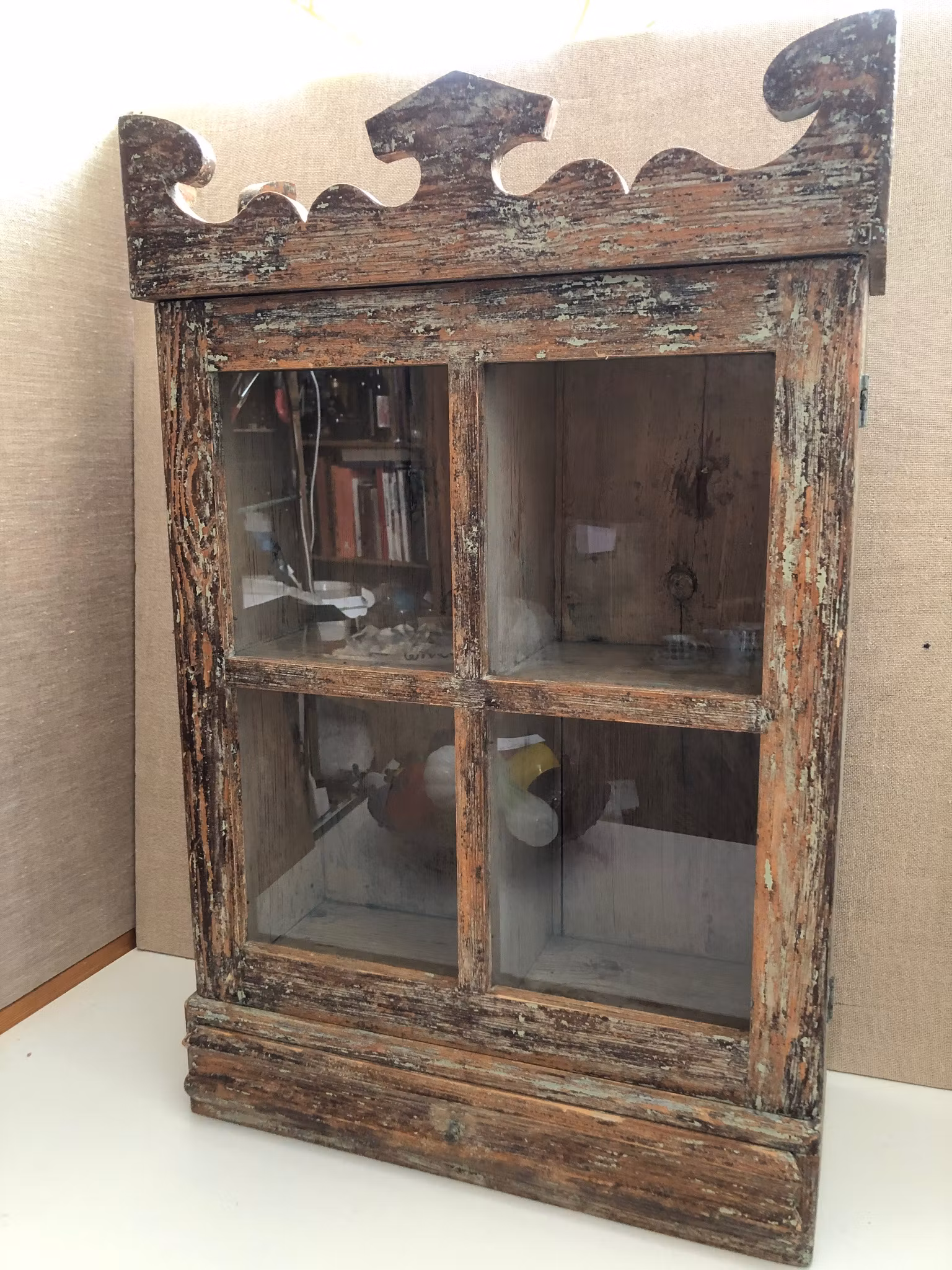HÄNGSKÅP, bemålad furu, allmoge, 1800-talets andra hälft.