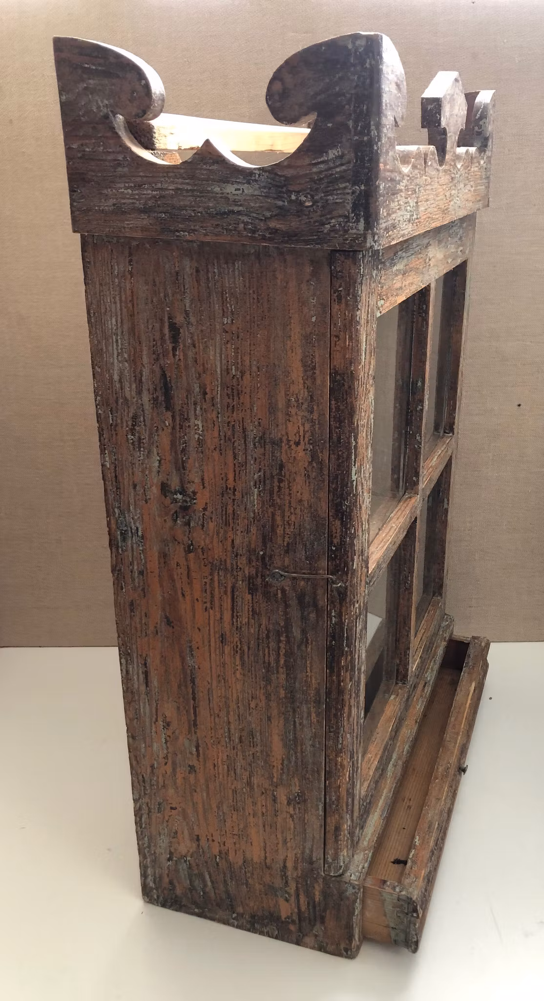 HÄNGSKÅP, bemålad furu, allmoge, 1800-talets andra hälft.