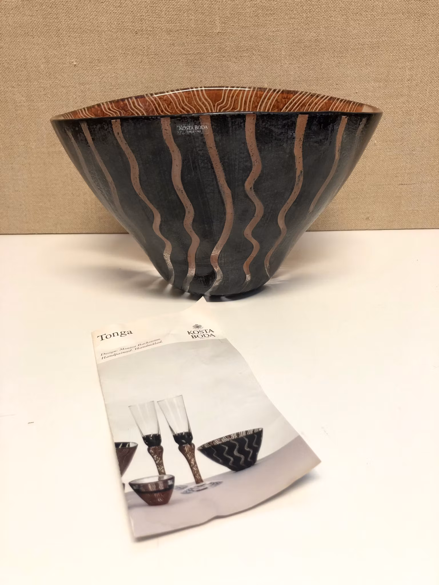 MONICA BACKSTRÖM. Skål, handmålat glas,"Tonga",  signerad, Kosta Boda.