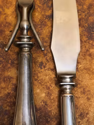 TRANCHERBESTICK 2 delar, nysilver, "Svenska modellen", C.G. Hallberg, 1900-talets första hälft.