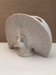 VINCENTE MARTINEZ. Vas, parian, "Påfågel", Lladro Spanien.