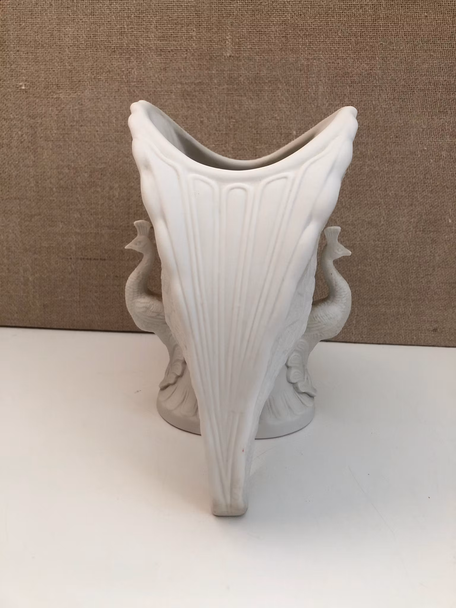 VINCENTE MARTINEZ. Vas, parian, "Påfågel", Lladro Spanien.