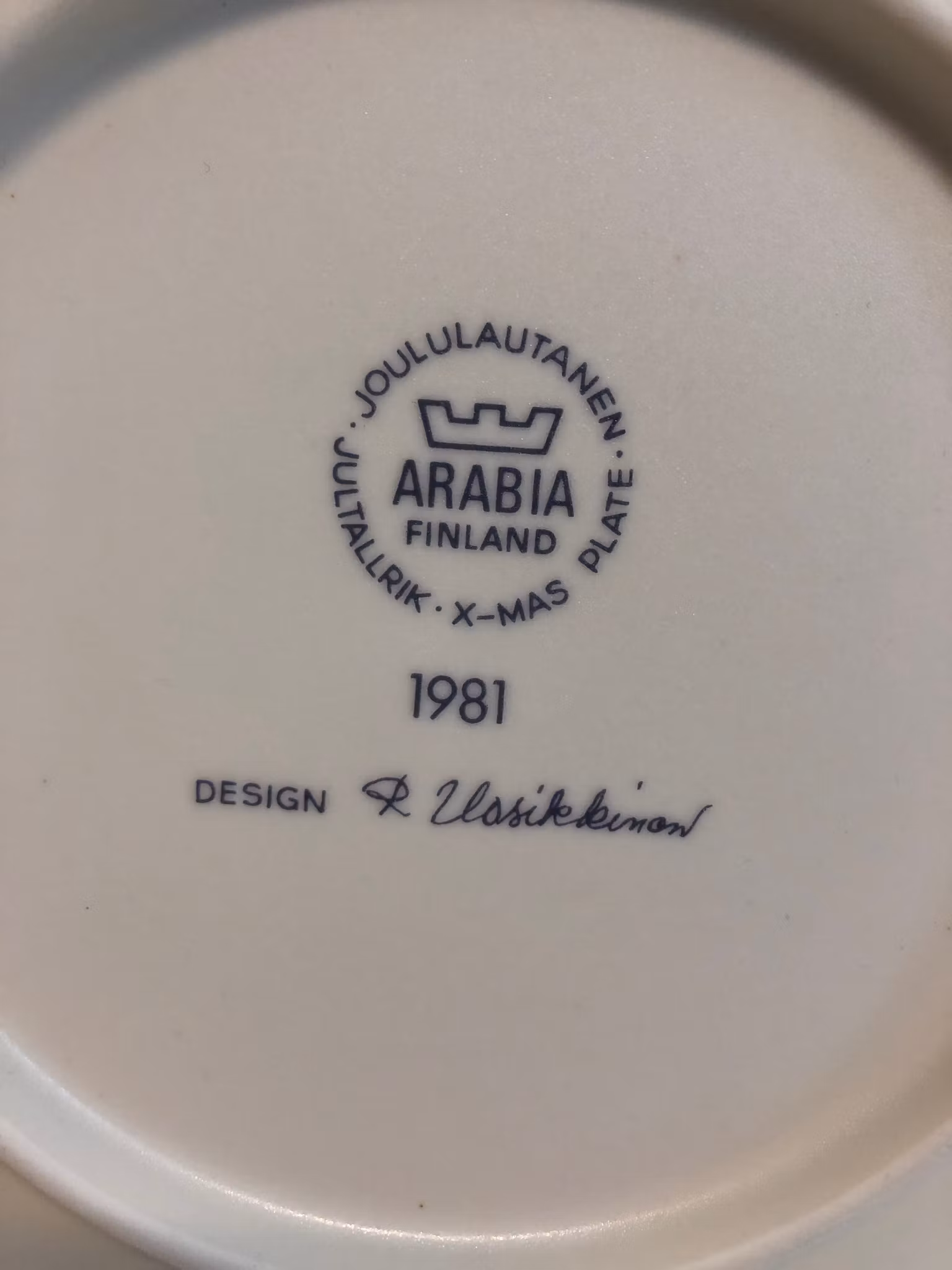 RAIJA UOSIKKINEN. Jultallrik 1981, stengods, originalkartong, Arabia, Finland.