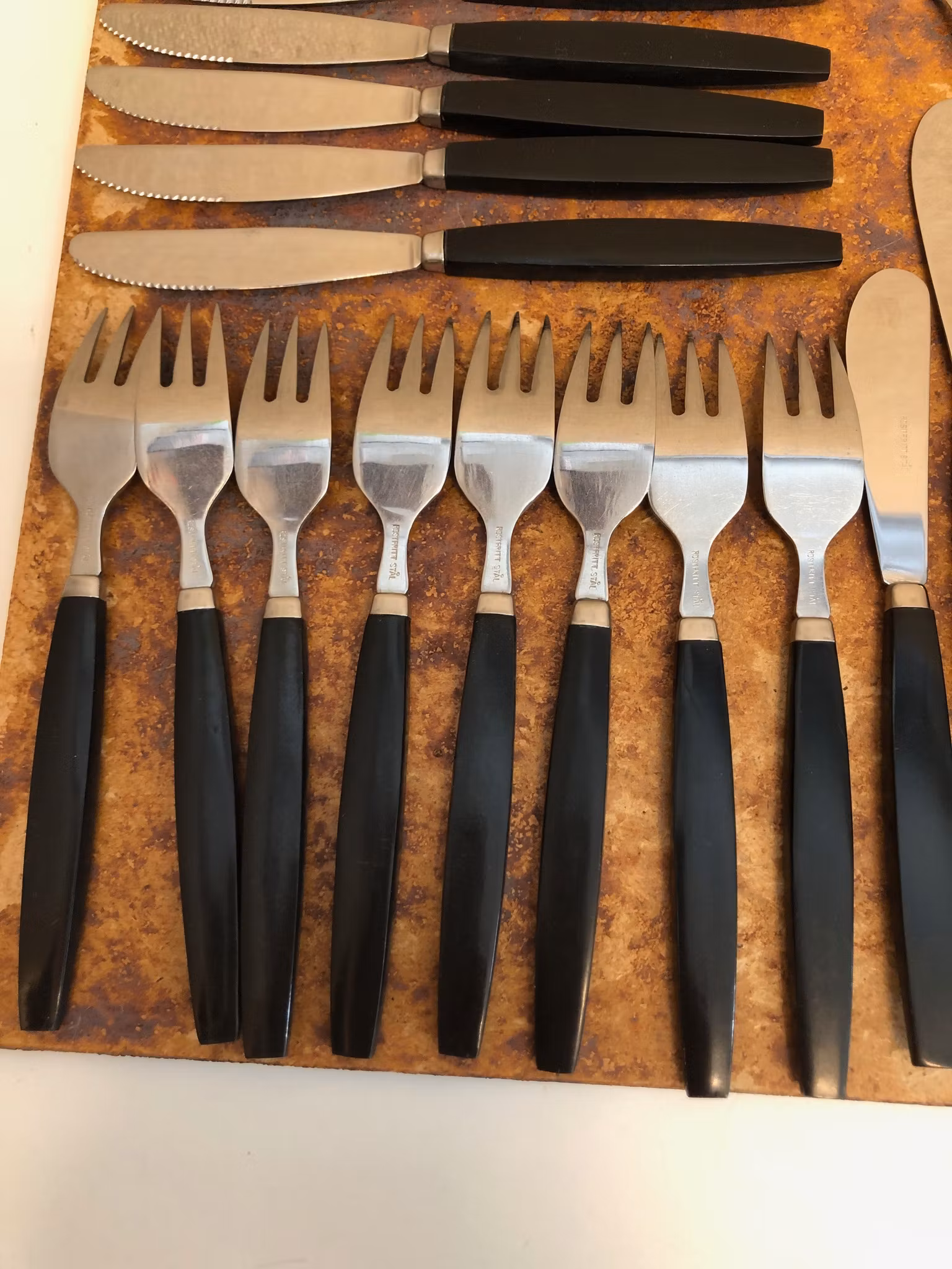 FÖRRÄTTSBESTICK 23 delar, rostfritt/backelit, 1950/60-tal.