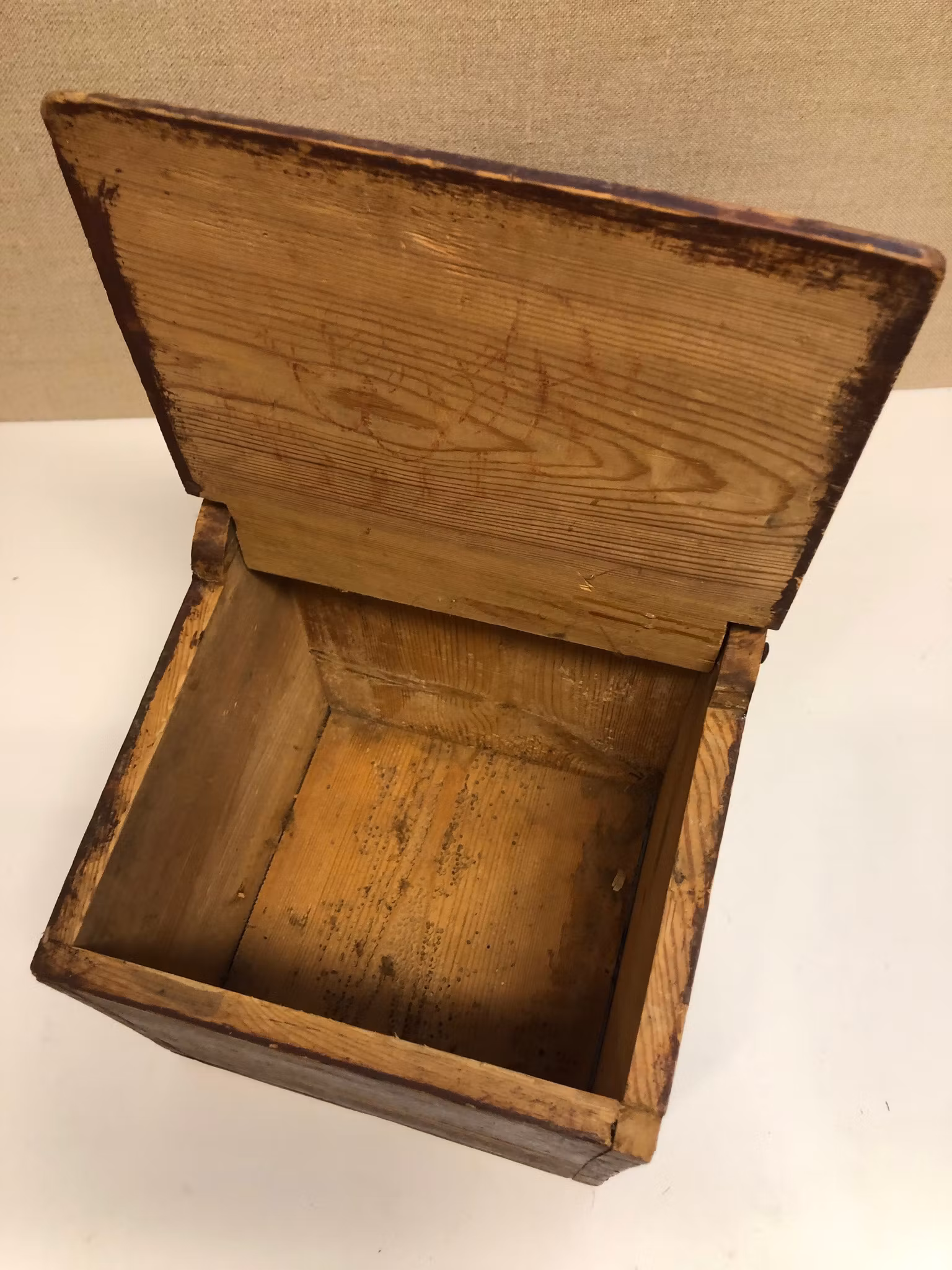 MJÖLBINGE, bemålad furu, allmoge, 1800-tal.