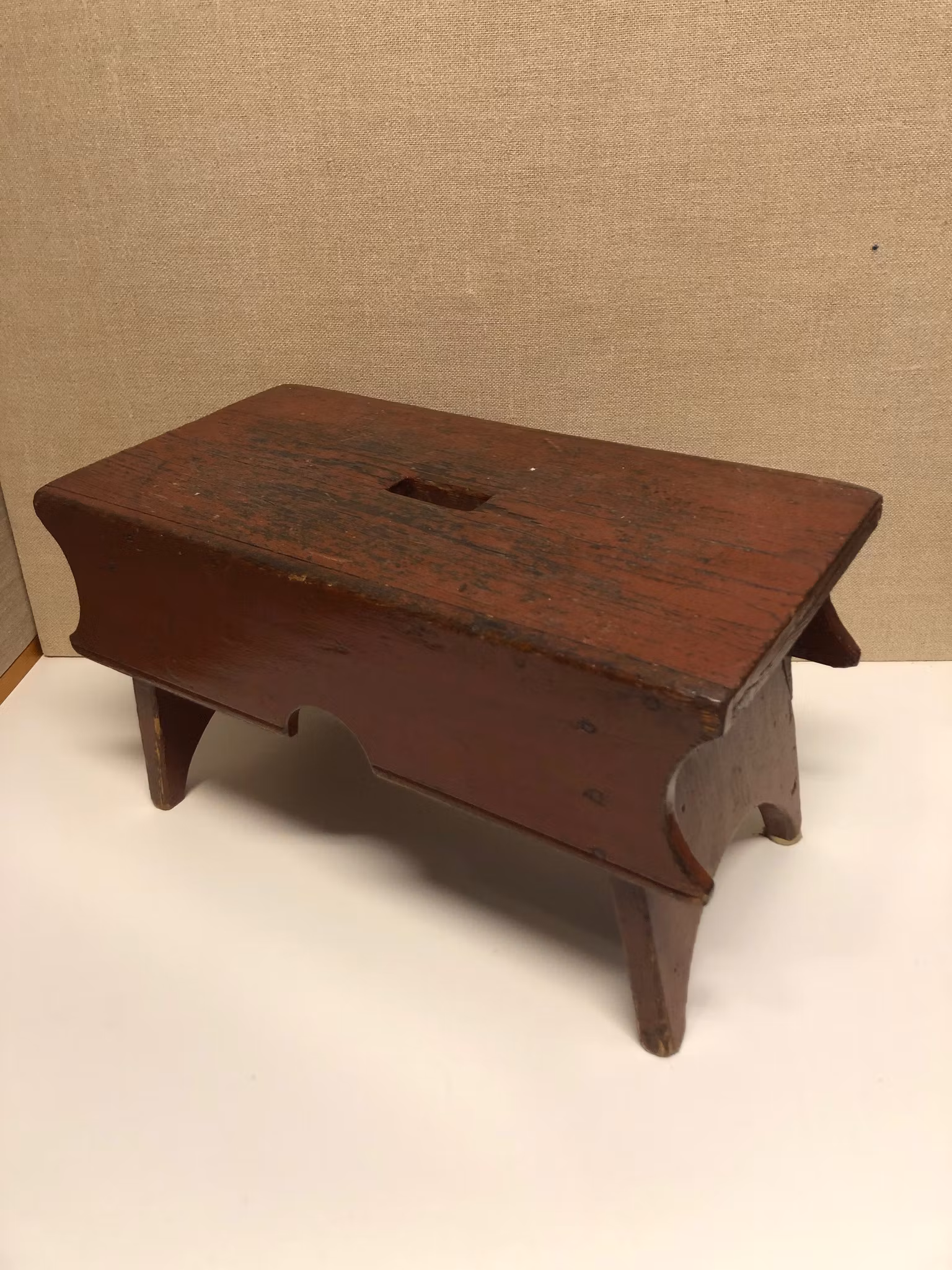 PALL, bemålad furu, allmoge 1800-talets slut.