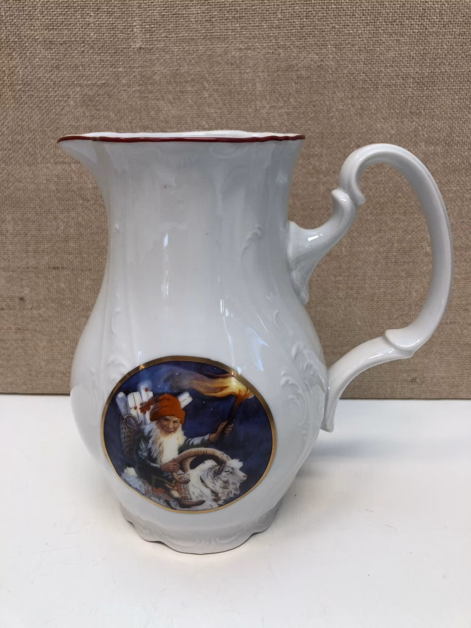 TILLBRINGARE, keramik, efter Jenny Nyström, Kalmar läns museum, 1900-talets slut.