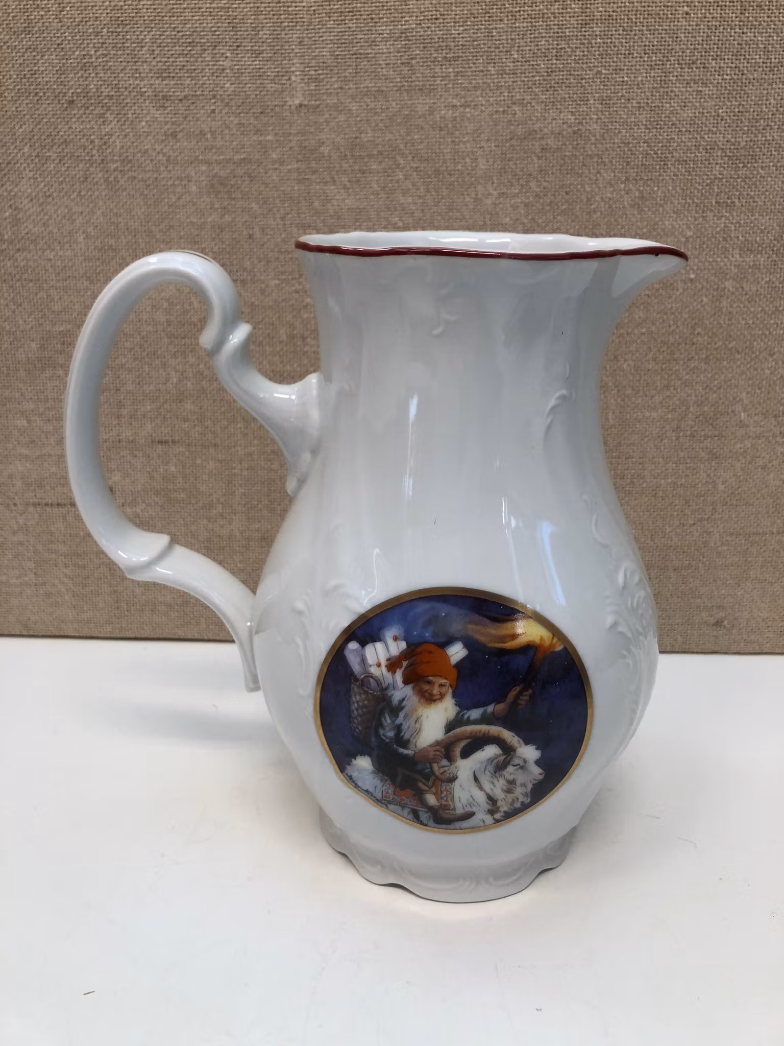 TILLBRINGARE, keramik, efter Jenny Nyström, Kalmar läns museum, 1900-talets slut.
