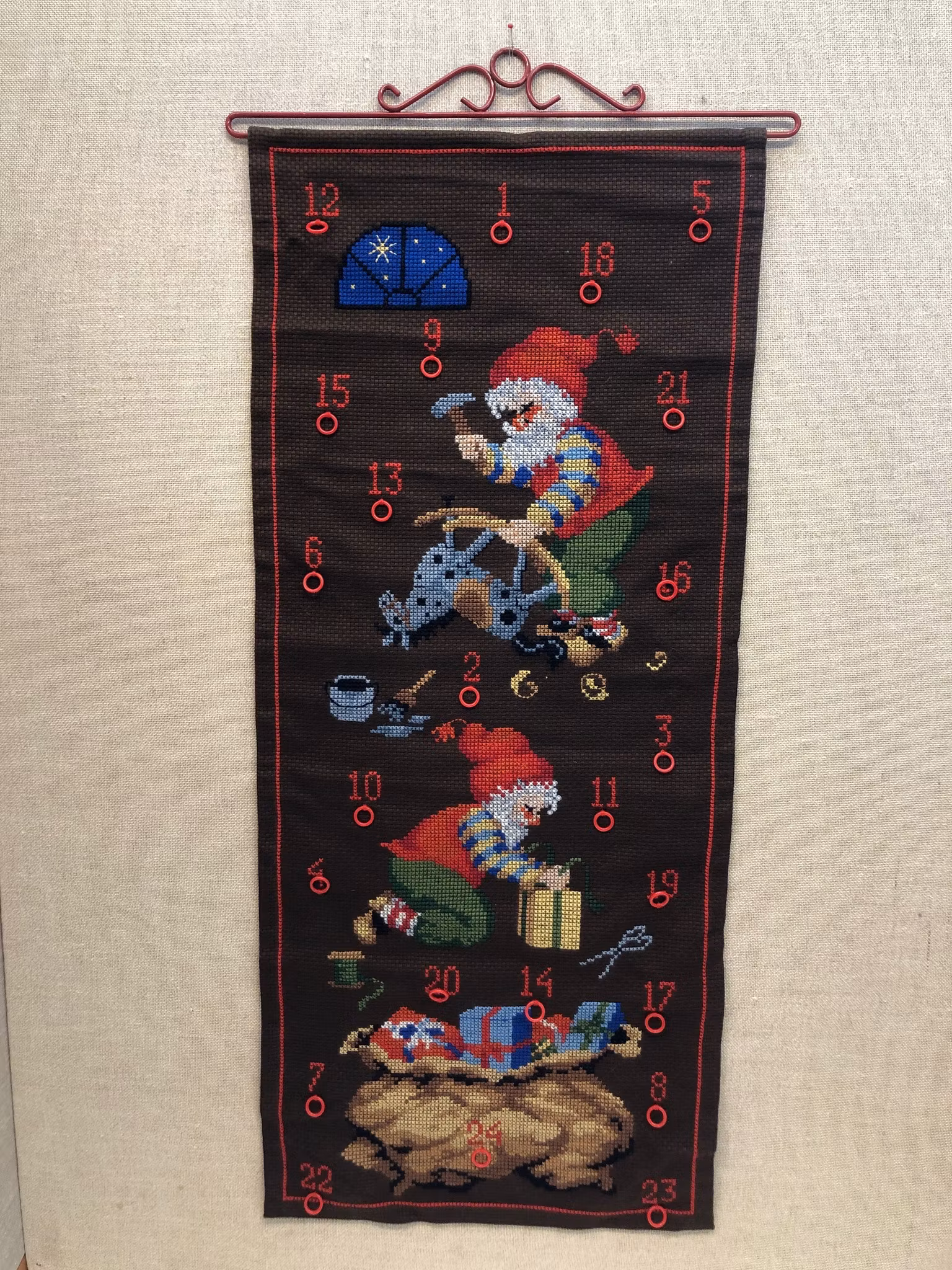 ADVENTSKALENDER, textil, handbroderad, 1900-talets sista kvartal.