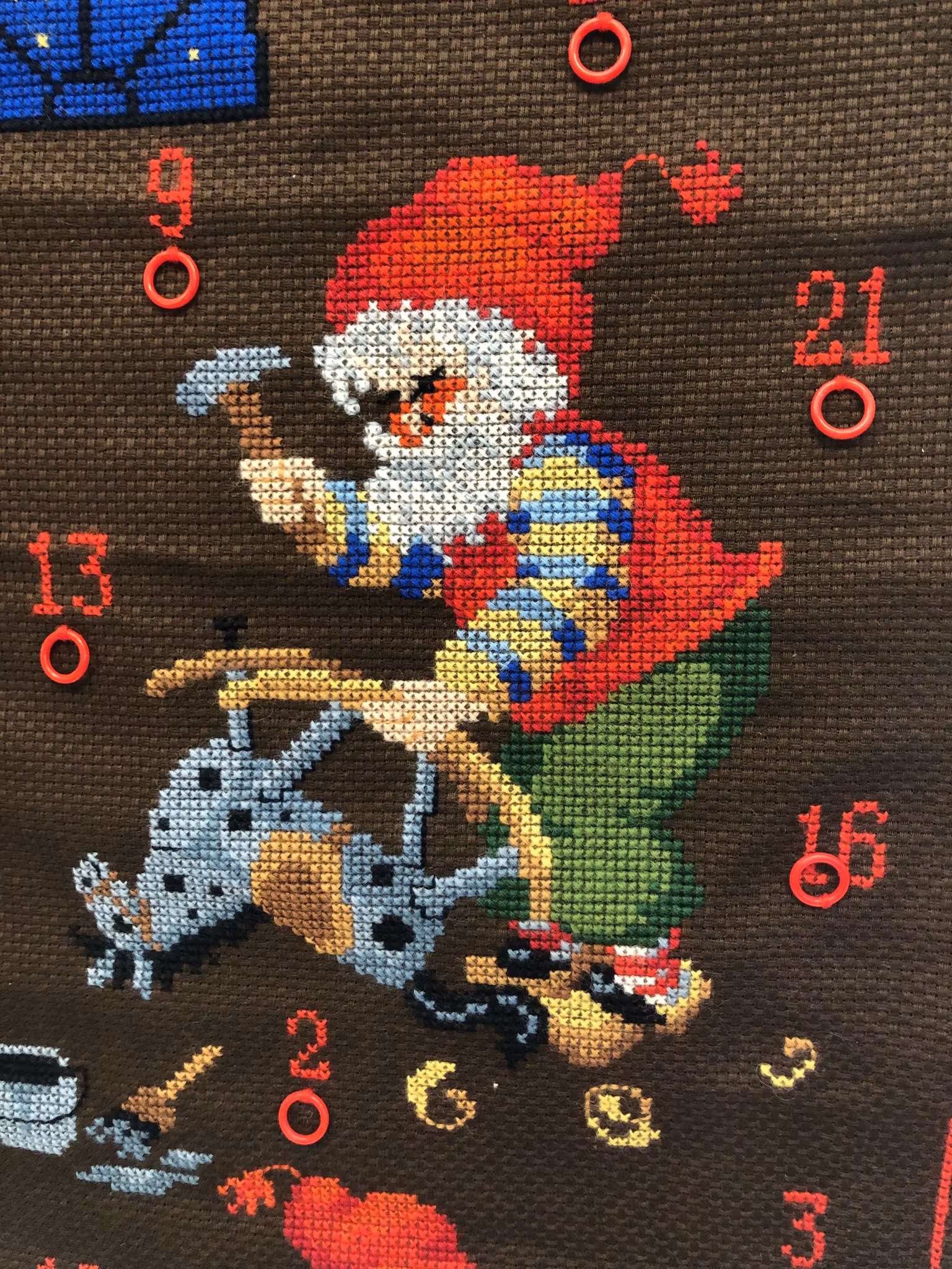 ADVENTSKALENDER, textil, handbroderad, 1900-talets sista kvartal.