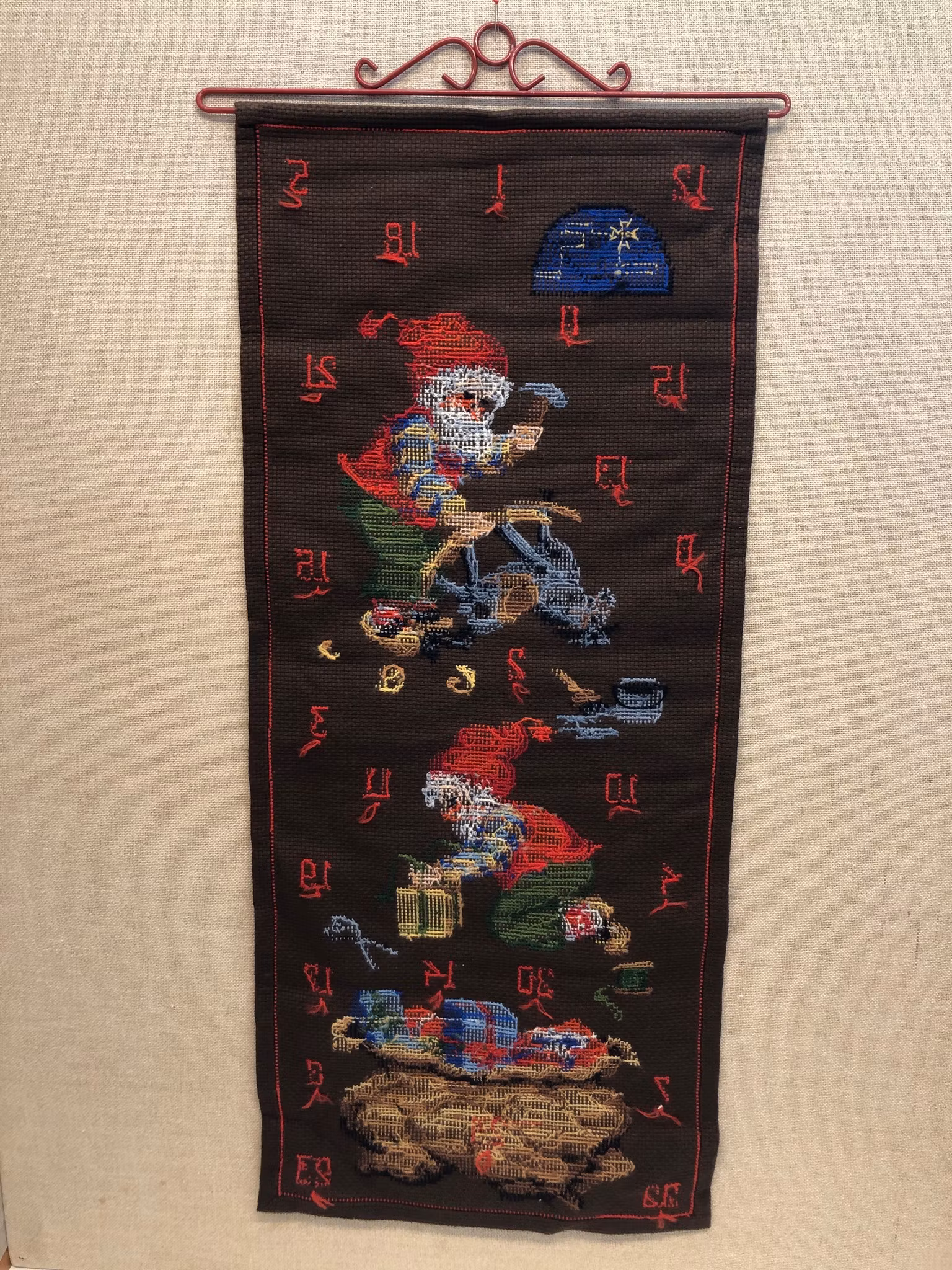 ADVENTSKALENDER, textil, handbroderad, 1900-talets sista kvartal.