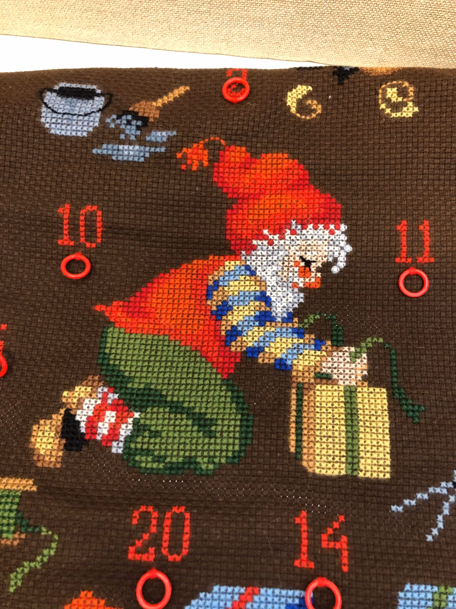 ADVENTSKALENDER, textil, handbroderad, 1900-talets sista kvartal.