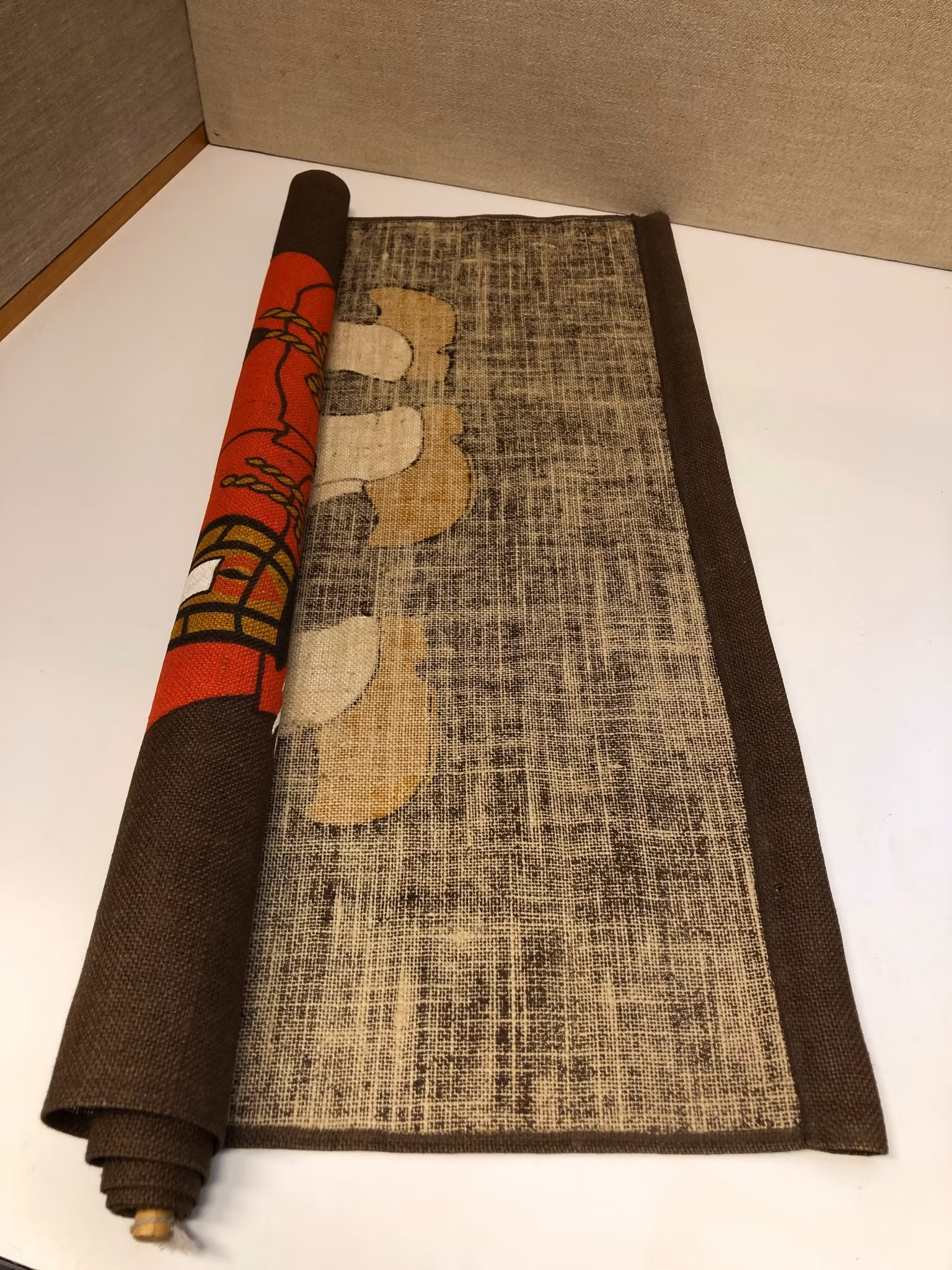 VÄGGBONAD, textil, " Tomtenissar", tryckt, signerad Hill, 1900-talets andra hälft.